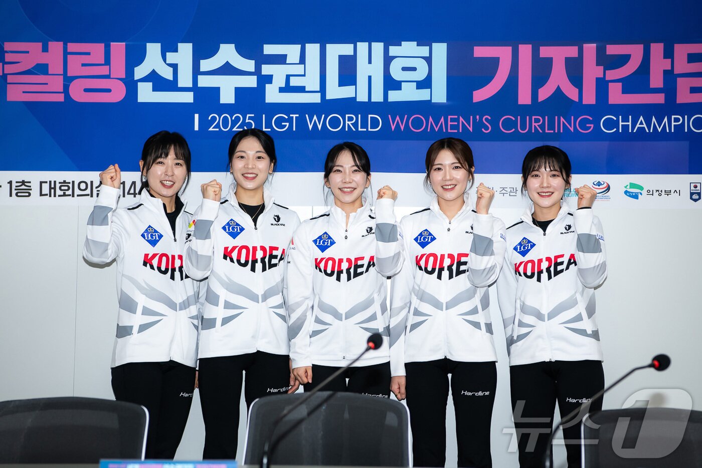 본문 이미지 - 여자 컬링 김은지, 김민지, 김수지, 설예지, 설예은(왼쪽부터). (LGT 세계여자컬링선수권대회 조직위원회 제공. 재판매 및 DB 금지)