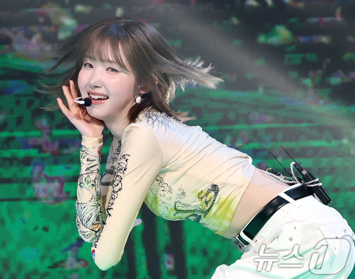 (서울=뉴스1) 권현진 기자 = 걸그룹 세이마이네임(SAY MY NAME) 히토미가 12일 오후 서울 마포구 상암동 쇼킹케이팝센터에서 가진 두 번째 앨범 'My Name Is... …