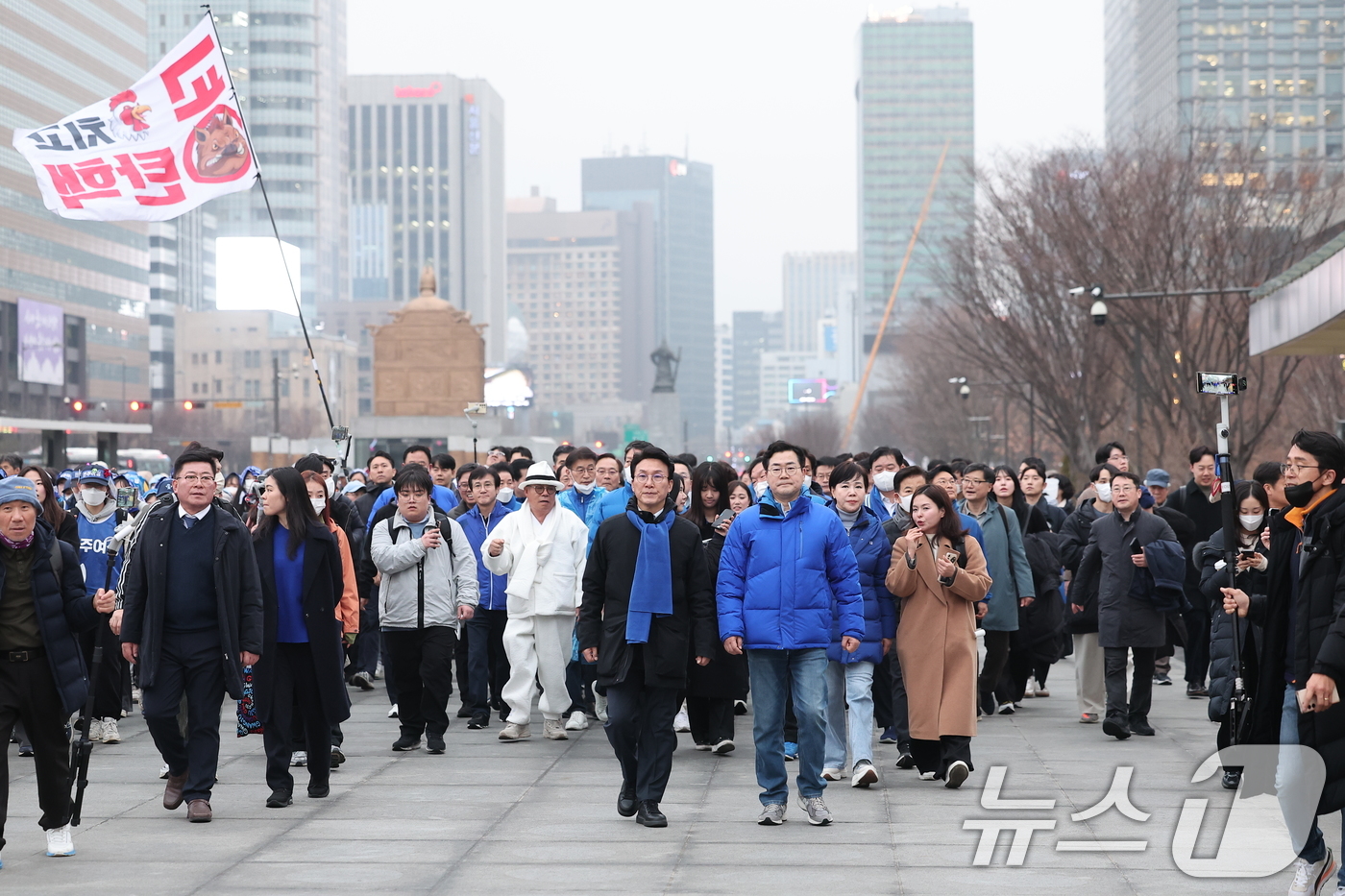 (서울=뉴스1) 김성진 기자 = 박찬대 더불어민주당 원내대표를 비롯한 의원들이 12일 오후 윤석열 대통령 파면을 촉구하며 서울 종로구 광화문 동십자각으로 행진하고 있다. 2025. …