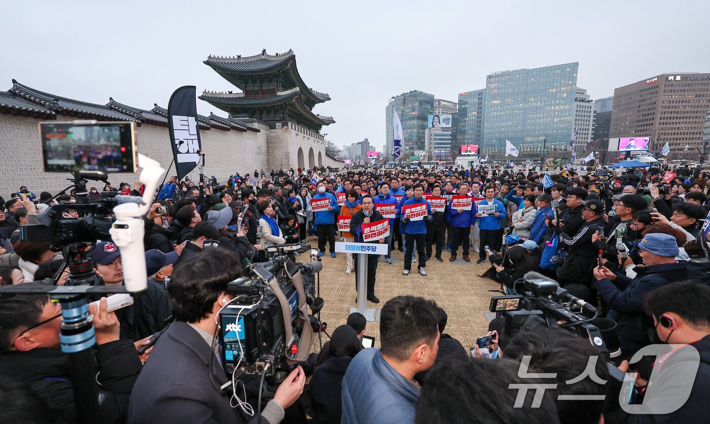본문 이미지 - 윤석열 대통령 파면 촉구 도보행진에 참가한 더불어민주당 박홍근 의원이 12일 서울 종로구 광화문에 도착해 기자회견을 하고 있다. 2025.3.12/뉴스1 ⓒ News1 김성진 기자