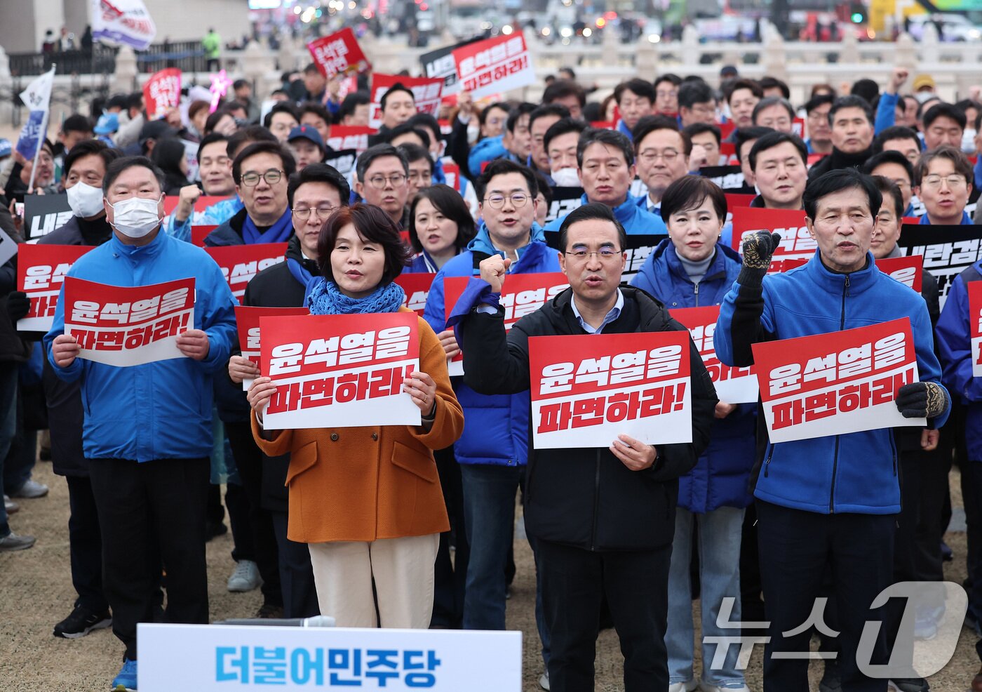 본문 이미지 - 윤석열 대통령 파면 촉구 도보행진에 참가한 박찬대 더불어민주당 원내대표를 비롯한 의원들이 12일 서울 종로구 광화문에 도착해 구호를 외치고 있다. 2025.3.12/뉴스1 ⓒ News1 김성진 기자