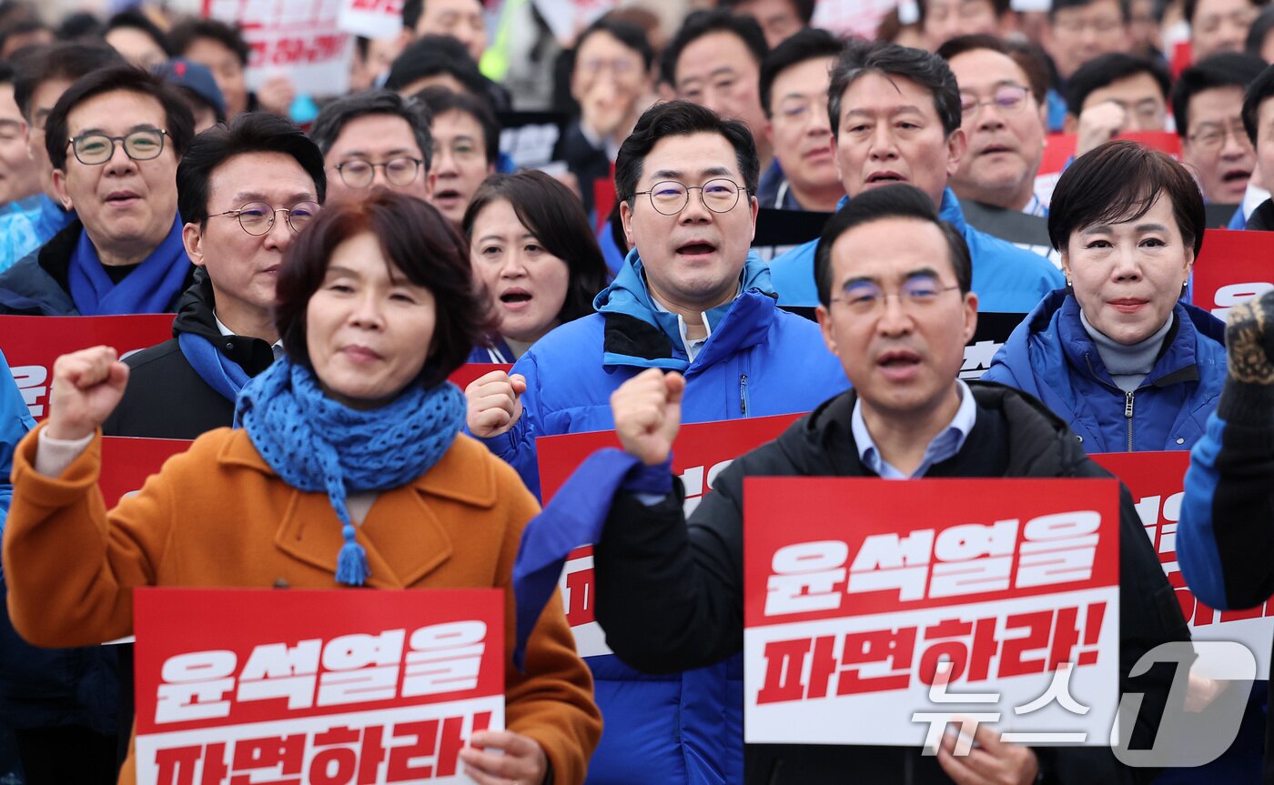 본문 이미지 - 윤석열 대통령 파면 촉구 도보행진에 참가한 박찬대 더불어민주당 원내대표를 비롯한 의원들이 12일 서울 종로구 광화문에 도착해 구호를 외치고 있다. 2025.3.12/뉴스1 ⓒ News1 김성진 기자