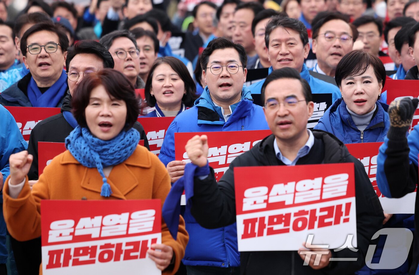 본문 이미지 - 윤석열 대통령 파면 촉구 도보행진에 참가한 박찬대 더불어민주당 원내대표를 비롯한 의원들이 12일 서울 종로구 광화문에 도착해 구호를 외치고 있다. 2025.3.12/뉴스1 ⓒ News1 김성진 기자
