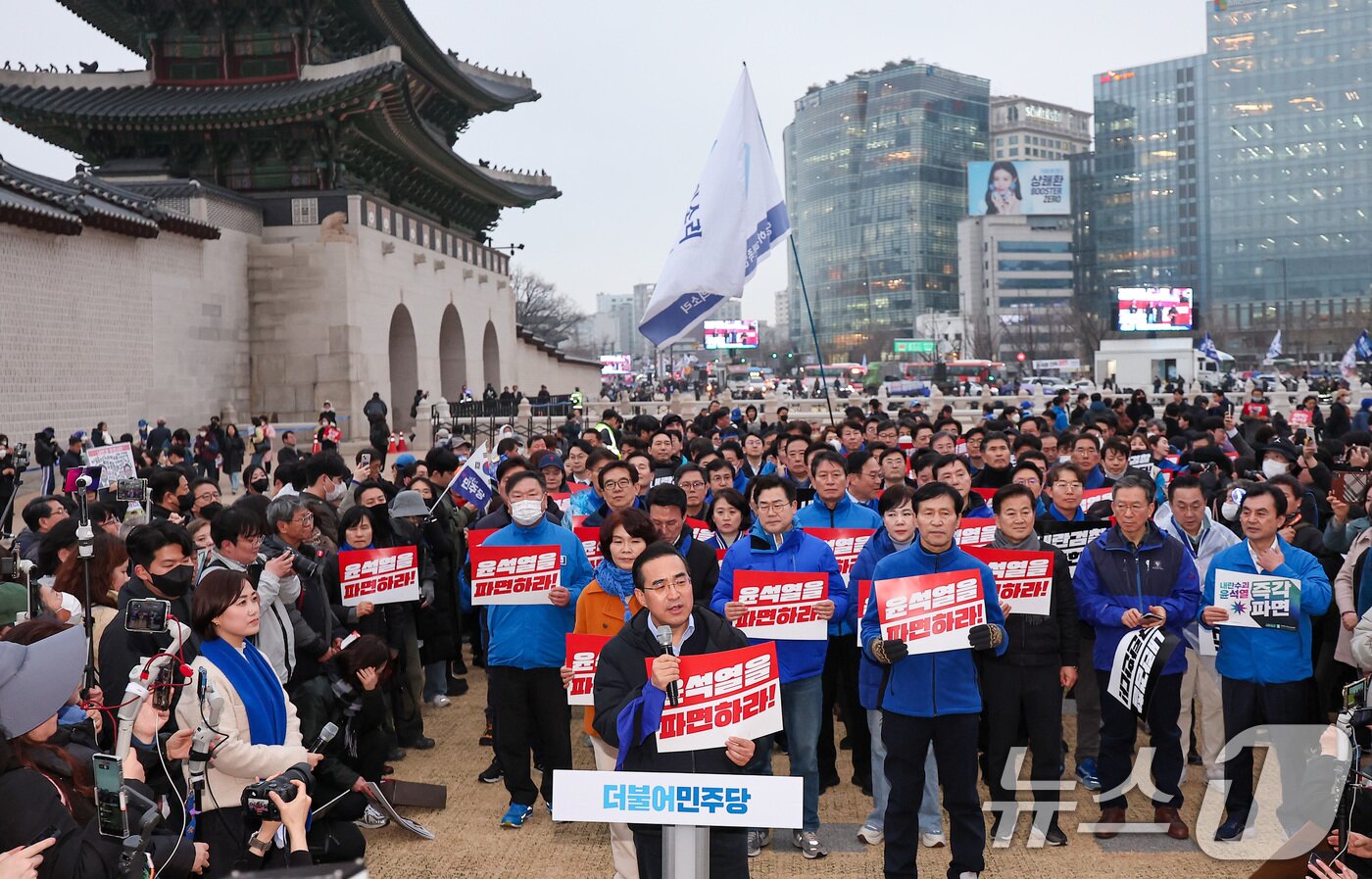 본문 이미지 - 윤석열 대통령 파면 촉구 도보행진에 참가한 더불어민주당 박홍근 의원이 12일 서울 종로구 광화문에 도착해 기자회견을 하고 있다. 2025.3.12/뉴스1 ⓒ News1 김성진 기자