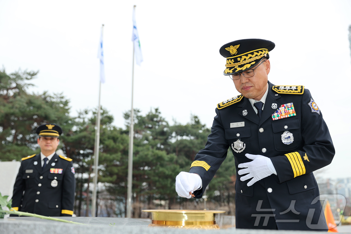 (수원=뉴스1) 김기현 기자 = 김재병 신임 경기도소방재난본부장이 공식 일정을 시작한 12일 오전 수원시 팔달구 인계동 현충탑에서 참배하고 있다. (경기도소방재난본부 제공. 재판매 …