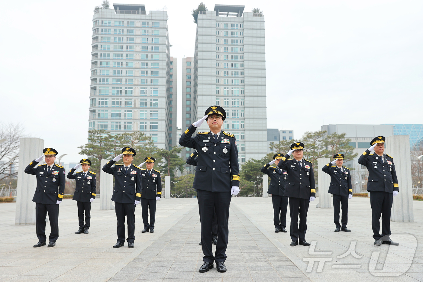 (수원=뉴스1) 김기현 기자 = 김재병 신임 경기도소방재난본부장이 공식 일정을 시작한 12일 오전 수원시 팔달구 인계동 현충탑에서 참배한 후 경례하고 있다. (경기도소방재난본부 제 …
