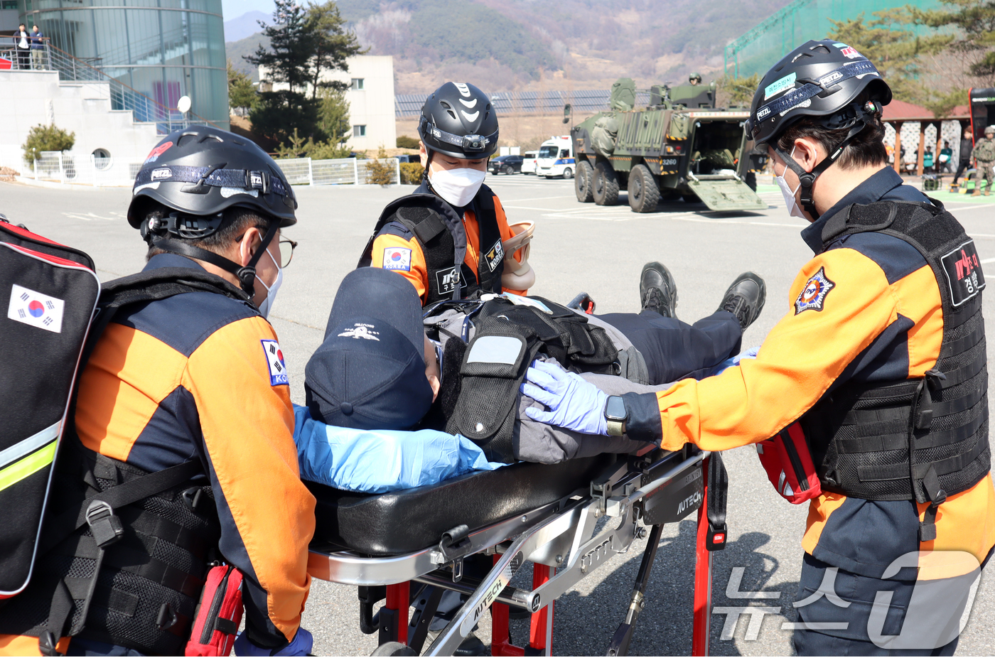 (예천=뉴스1) 최창호 기자 = 12일 경북 예천군 양수발전소에서 실시된 '2025 자유의 방패' 중요시설 방호훈련에서 119대원들이 부상자를 후송하고 있다.이날 훈련에는 군사경찰 …