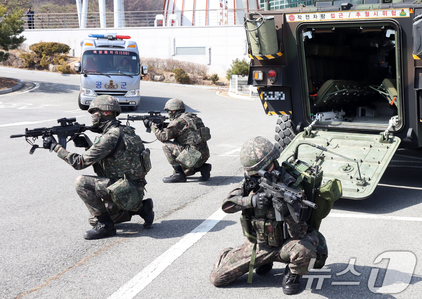 (예천=뉴스1) 최창호 기자 = 12일 경북 예천군 양수발전소에서 '2025 자유의 방패 훈련'의 일환으로 실시된 중요시설 방호훈련에서 육군 제 50보병사단 문경,예천대대 장병들과 …
