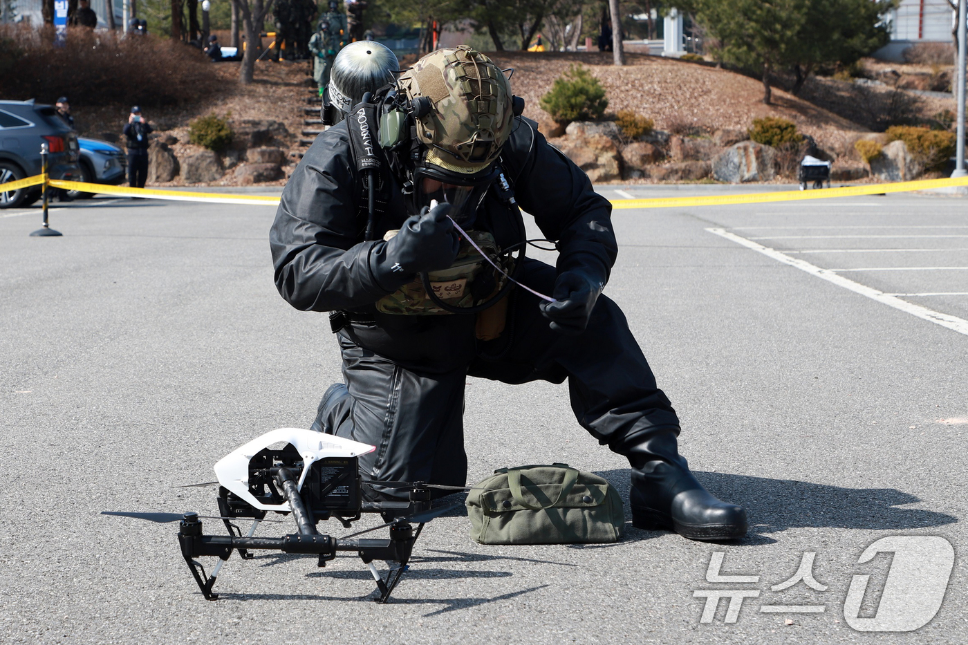 (예천=뉴스1) 최창호 기자 = 12일 경북 예천군 양수발전소에서 실시된 '2025 자유의 방패' 중요시설 방호훈련에서 공군 폭발물처리팀이 위험물을 제거하고 있다.이날 훈련에는 군 …