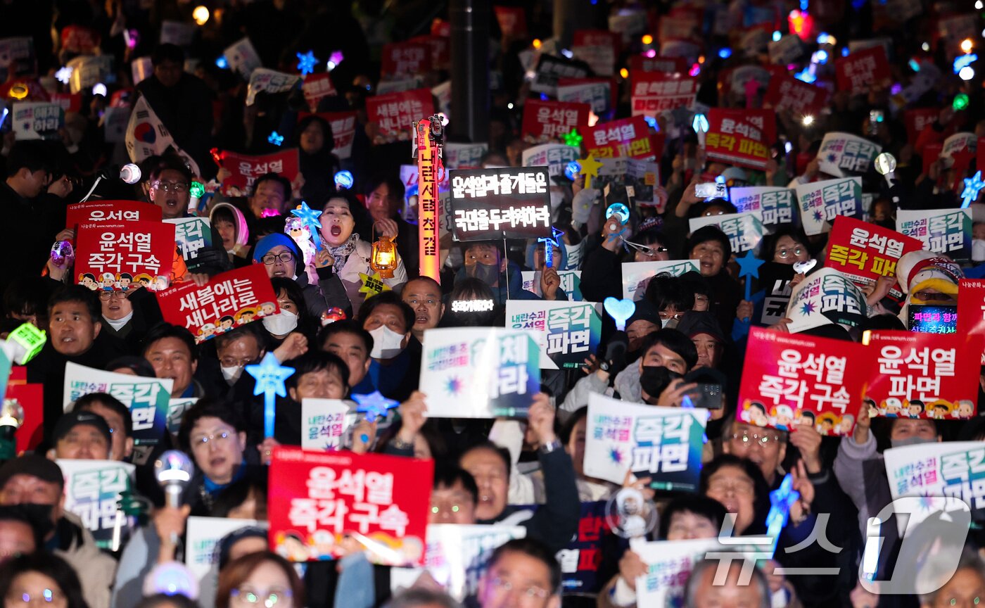 본문 이미지 - 12일 서울 종로구 광화문 동십자각에서 윤석열 즉각퇴진·사회대개혁 비상행동 주최로 열린 내란수괴 윤석열 즉각 파면 긴급행동에서 참가자들이 구호를 외치고 있다. 2025.3.12/뉴스1 ⓒ News1 김성진 기자