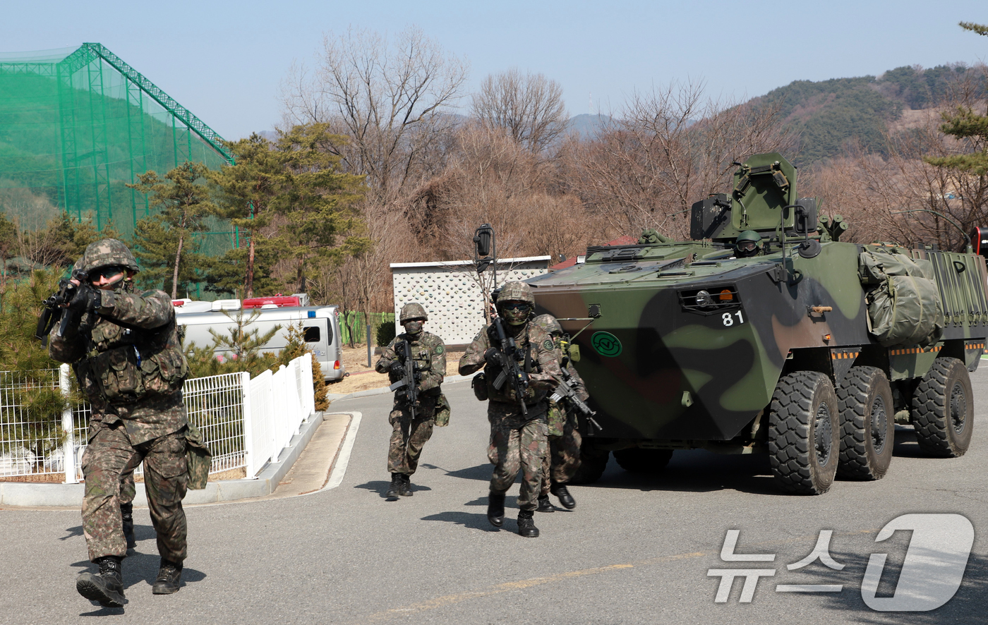(예천=뉴스1) 최창호 기자 = 12일 경북 예천군 양수발전소에서 실시된 '2025 자유의 방패 훈련' 중요시설 방호훈련에서 육군 제50보병사단 문경,예천대대 장병들이 출동하고 …