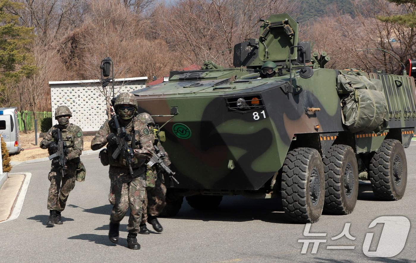 (예천=뉴스1) 최창호 기자 = 12일 경북 예천군 양수발전소에서 실시된 '2025 자유의 방패 훈련' 중요시설 방호훈련에서 육군 제50보병사단 문경,예천대대 장병들이 출동하고 있 …