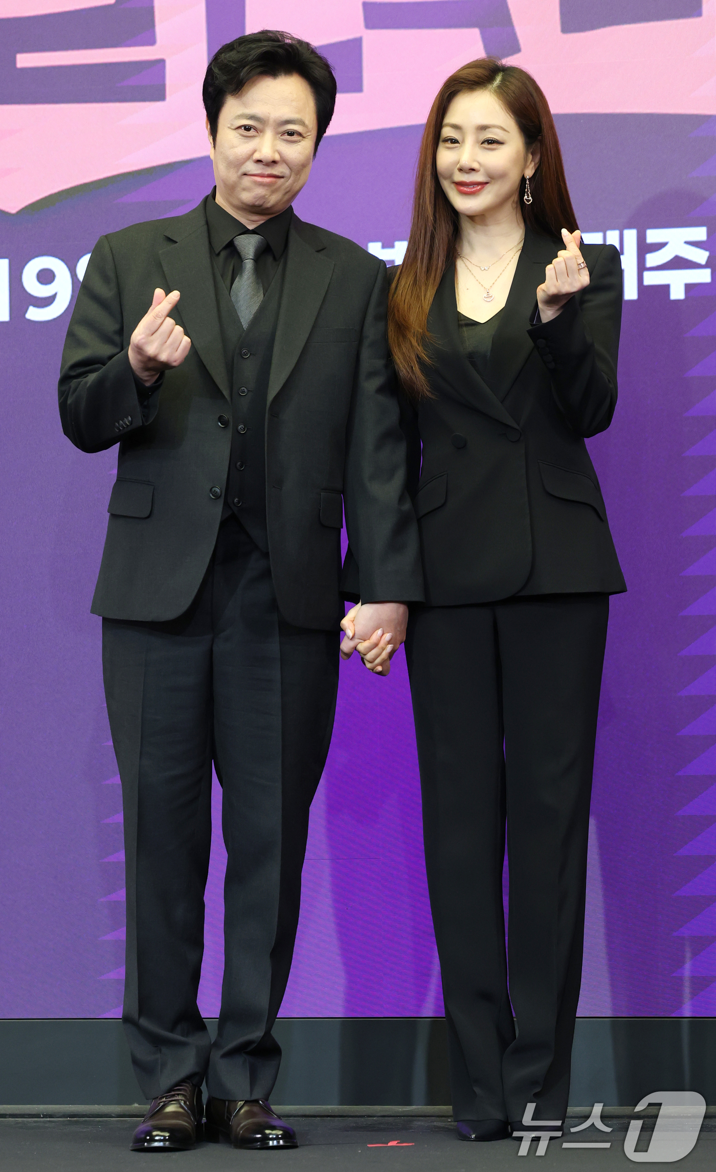 (서울=뉴스1) 권현진 기자 = 배우 서현철과 오나라(오른쪽)가 12일 서울 마포구 스탠포드호텔에서 열린 KBS 시트콤 ‘빌런의 나라 제발회’(극본 채우, 박광연/연출 김영조, 최 …