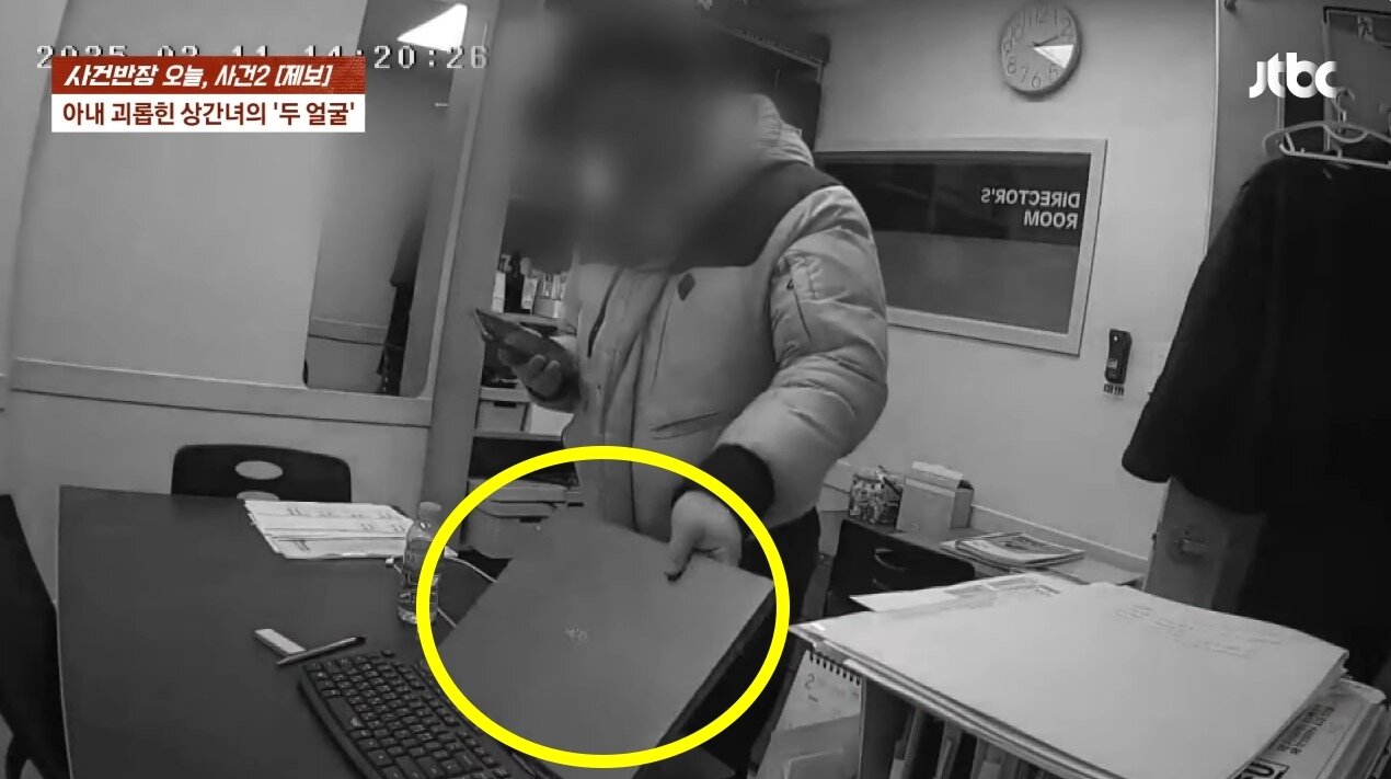 본문 이미지 - 숨진 남편의 노트북을 훔쳐가는 모습. &#40;JTBC &#39;사건반장&#39;&#41;