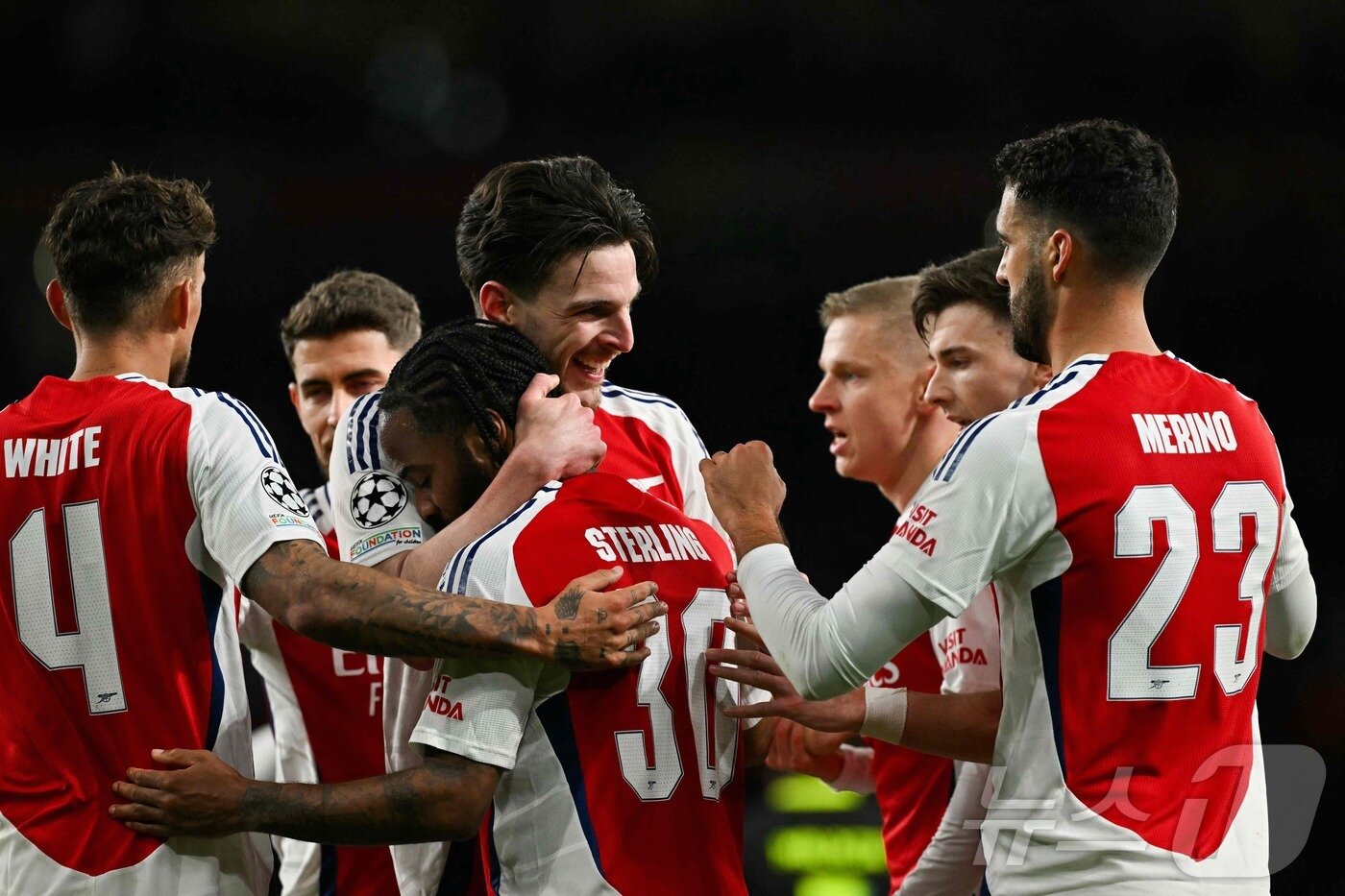 본문 이미지 - PSV를 꺾고 UCL 8강에 오른 아스널 ⓒ AFP=뉴스1