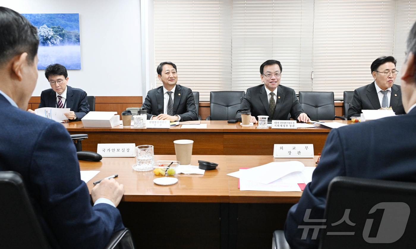 (서울=뉴스1) 허경 기자 = 최상목 대통령 권한대행 부총리 겸 기획재정부 장관이 13일 서울 종로구 정부서울청사에서 열린 대외경제현안간담회를 주재하고 있다. (기획재정부 제공. …