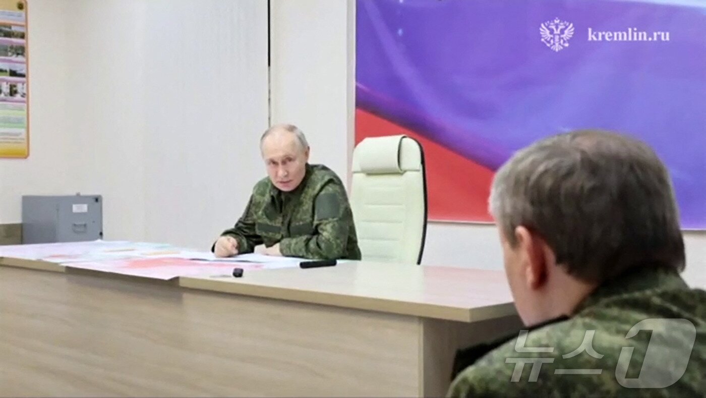 본문 이미지 - 블라디미르 푸틴 러시아 대통령이 12일(현지시간) 우크라이나 군에 반격하고 있는 접경지 쿠르스크의 전투 사령부에 녹색 군복을 입고 방문해 전황을 보고 받고 있다. 2025.03.13 ⓒ AFP=뉴스1 ⓒ News1 우동명 기자