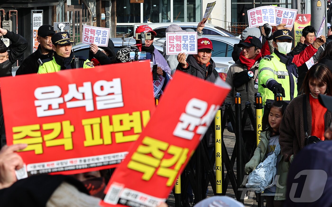 본문 이미지 - 13일 서울 종로구 헌법재판소 앞에서 윤석열 대통령 탄핵을 찬성하는 시민들과 반대하는 시민들이 경찰의 질서유지선을 두고 대치하고 있다. 2025.3.13/뉴스1 ⓒ News1 김도우 기자