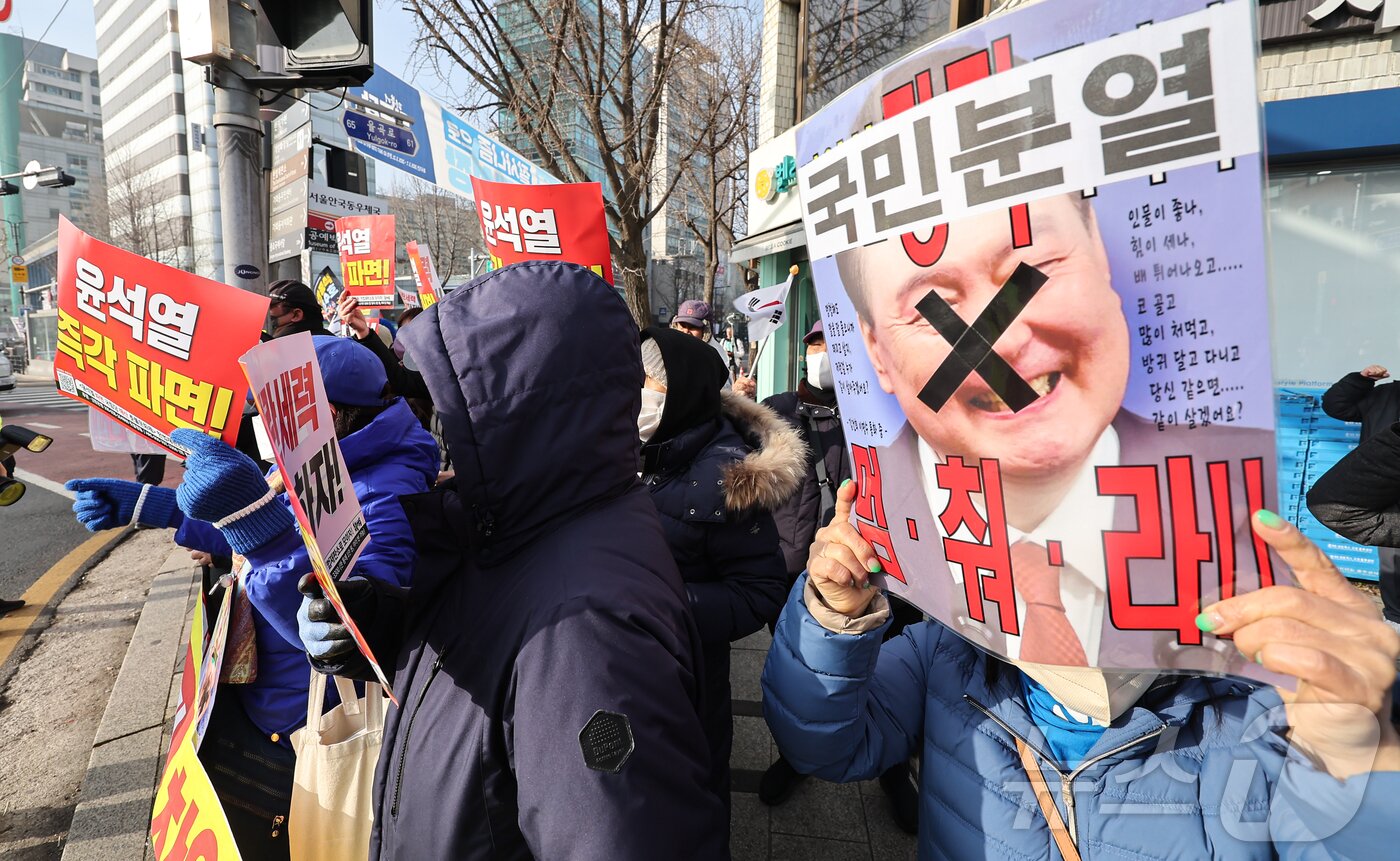 본문 이미지 - 13일 서울 종로구 헌법재판소 앞에서 시민들이 윤석열 대통령 탄핵을 촉구하고 있다. 2025.3.13/뉴스1 ⓒ News1 김도우 기자