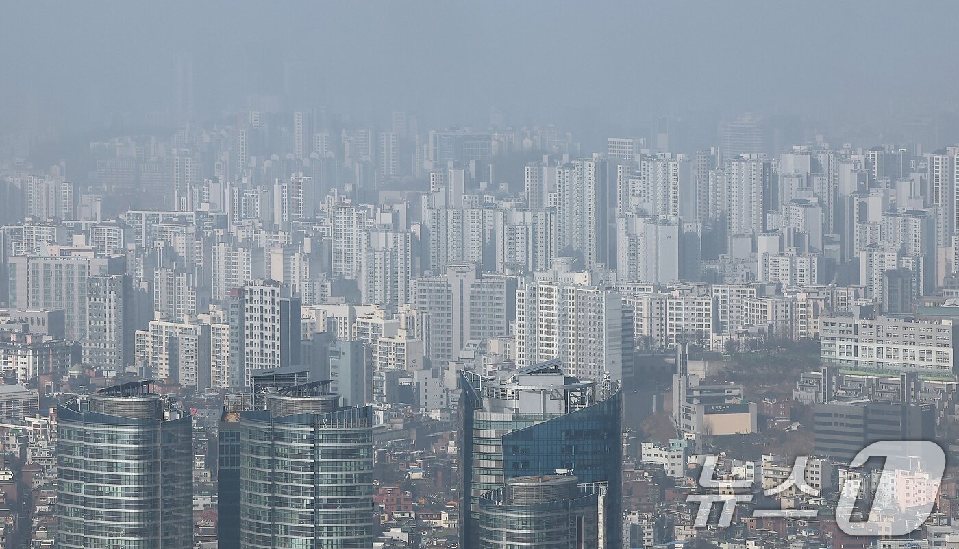 본문 이미지 - 서울 남산에서 바라본 아파트 단지. 2025.3.13/뉴스1 ⓒ News1 김진환 기자