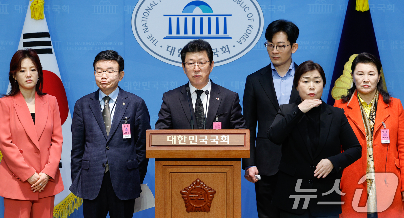 (서울=뉴스1) 안은나 기자 = 허광일 북한민주화위원회 위원장이 13일 서울 여의도 국회 소통관에서 탈북민단체연합 대표들과 윤석열 대통령 탄핵에 반대하는 시국선언 기자회견을 하고 …