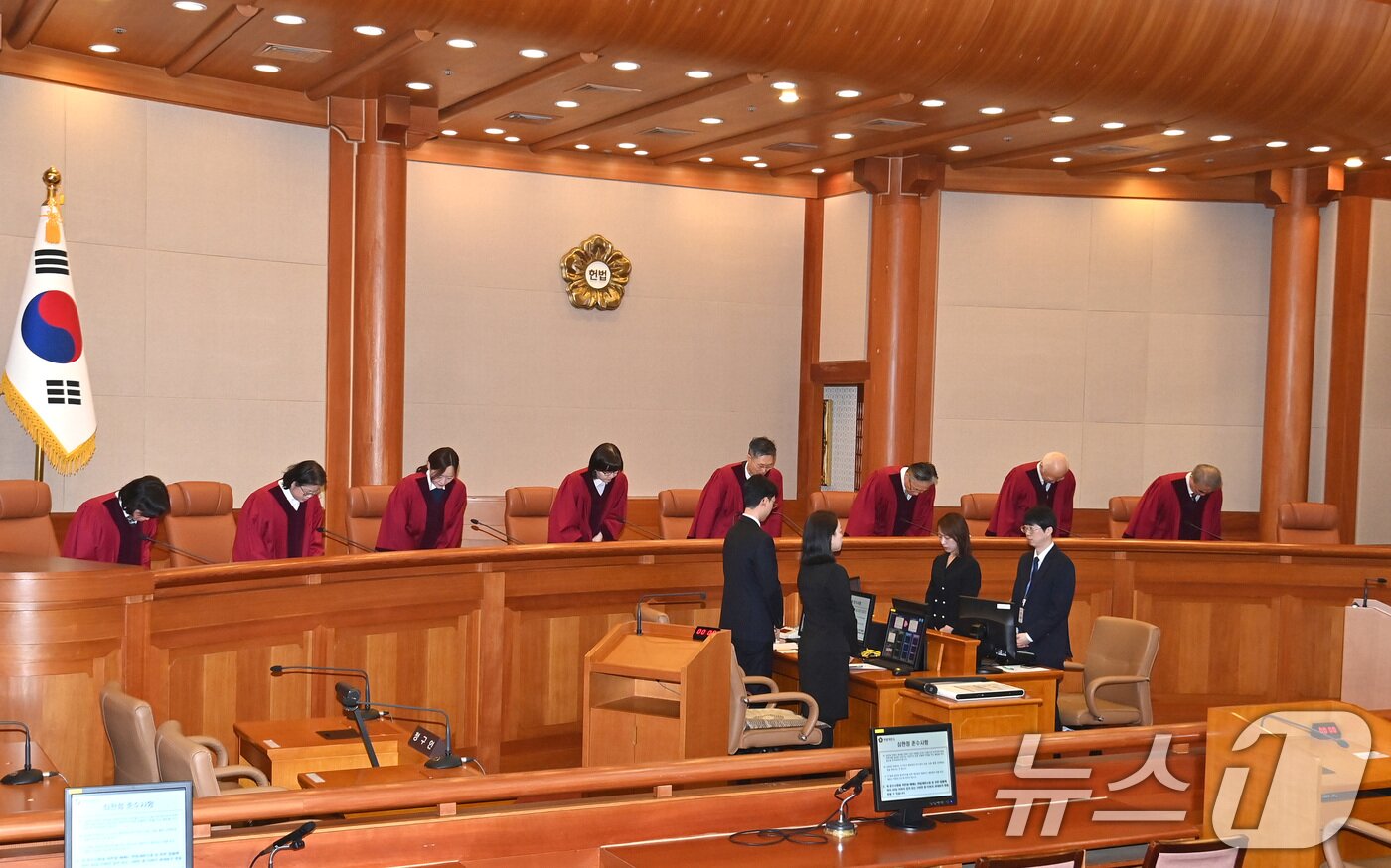 본문 이미지 - 최재해 감사원장 및 이창수 중앙지검장 등 검사 3인에 대한 탄핵심판선고가 열린 13일 서울 종로구 헌법재판소에서 문형배 헌법재판소장 권한대행을 비롯한 헌법재판관들이 심판정으로 들어서고 있다. &#40;공동취재&#41; 2025.3.13/뉴스1 ⓒ News1 김도우 기자