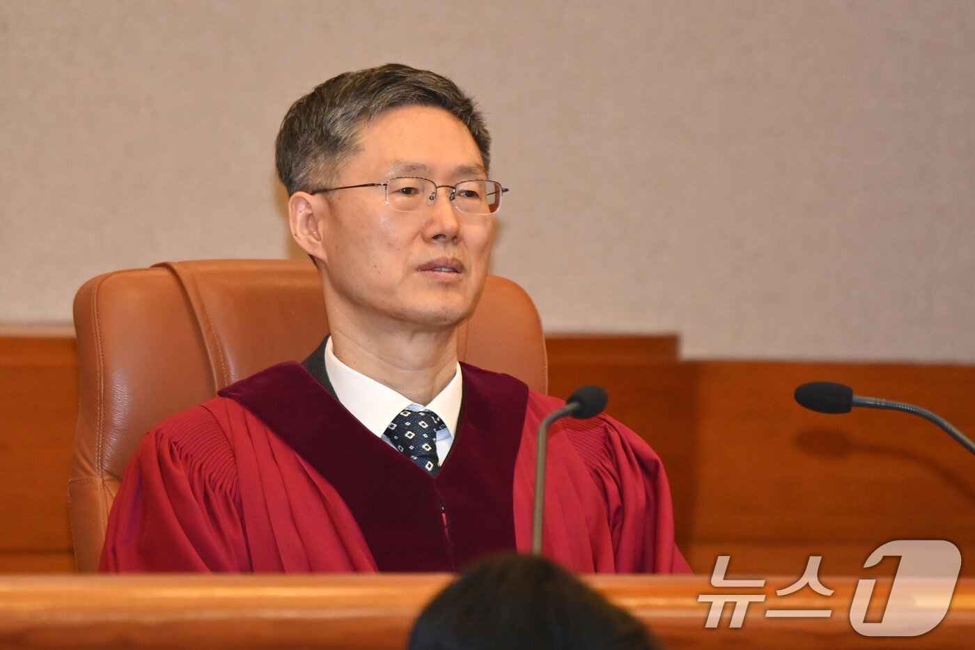 본문 이미지 - 최재해 감사원장 및 이창수 중앙지검장 등 검사 3인에 대한 탄핵심판이 열린 13일 오전 서울 종로구 헌법재판소 심판정에서 문형배 헌법재판소 소장 권한대행이 자리에 앉아 있다. &#40;공동취재&#41; 2025.3.13/뉴스1 ⓒ News1 김도우 기자