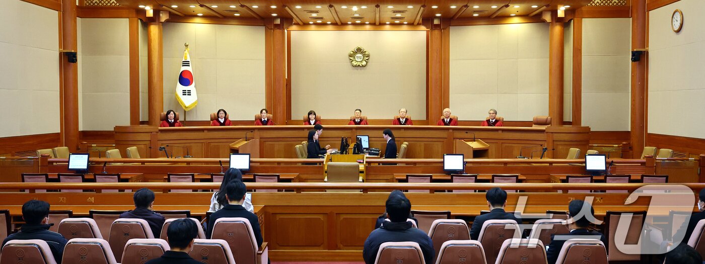 본문 이미지 - 최재해 감사원장 및 이창수 중앙지검장 등 검사 3인에 대 탄핵심판이 열린 13일 오전 서울 종로구 헌법재판소 심판정에서 헌법재판관들이 자리에 앉고 있다.&#40;공동취재&#41; 2025.3.13/뉴스1 ⓒ News1 김도우 기자