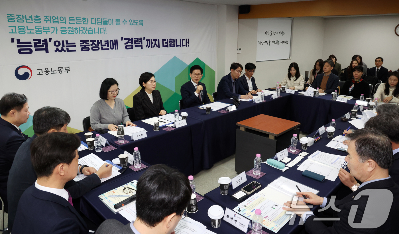 (서울=뉴스1) 김명섭 기자 = 김문수 고용노동부 장관이 13일 오전 서울 종로구 한국경영혁신중소기업협회에서 열린 중장년 경력지원을 위한 현장 간담회에서 모두 발언을 하고 있다. …