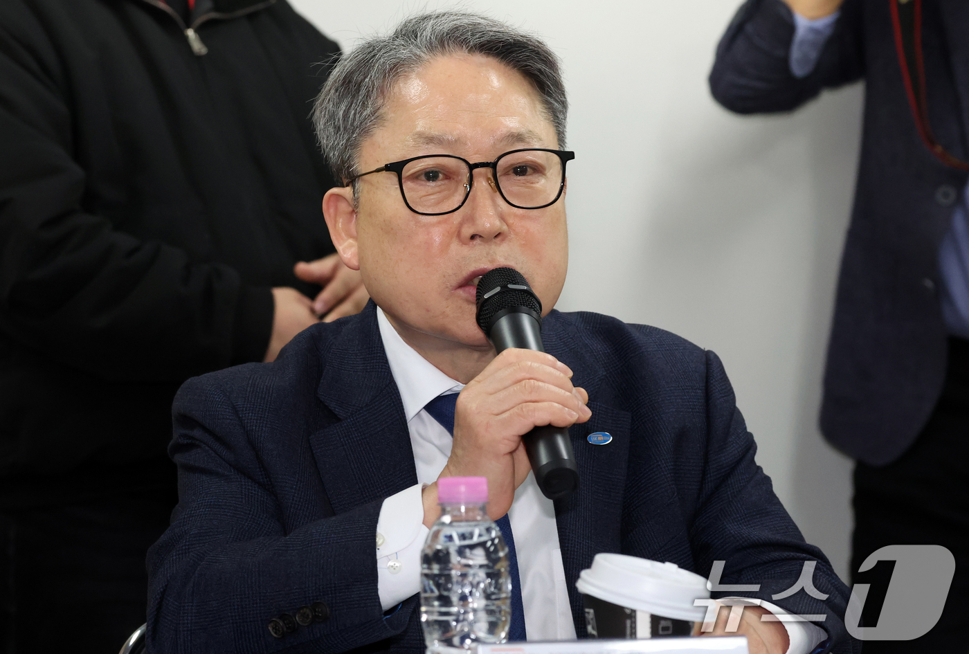 (서울=뉴스1) 김명섭 기자 = 김명진 한국경영혁신중소기업협회 회장이 13일 오전 서울 종로구 한국경영혁신중소기업협회에서 열린 중장년 경력지원을 위한 현장 간담회에서 모두 발언을 …