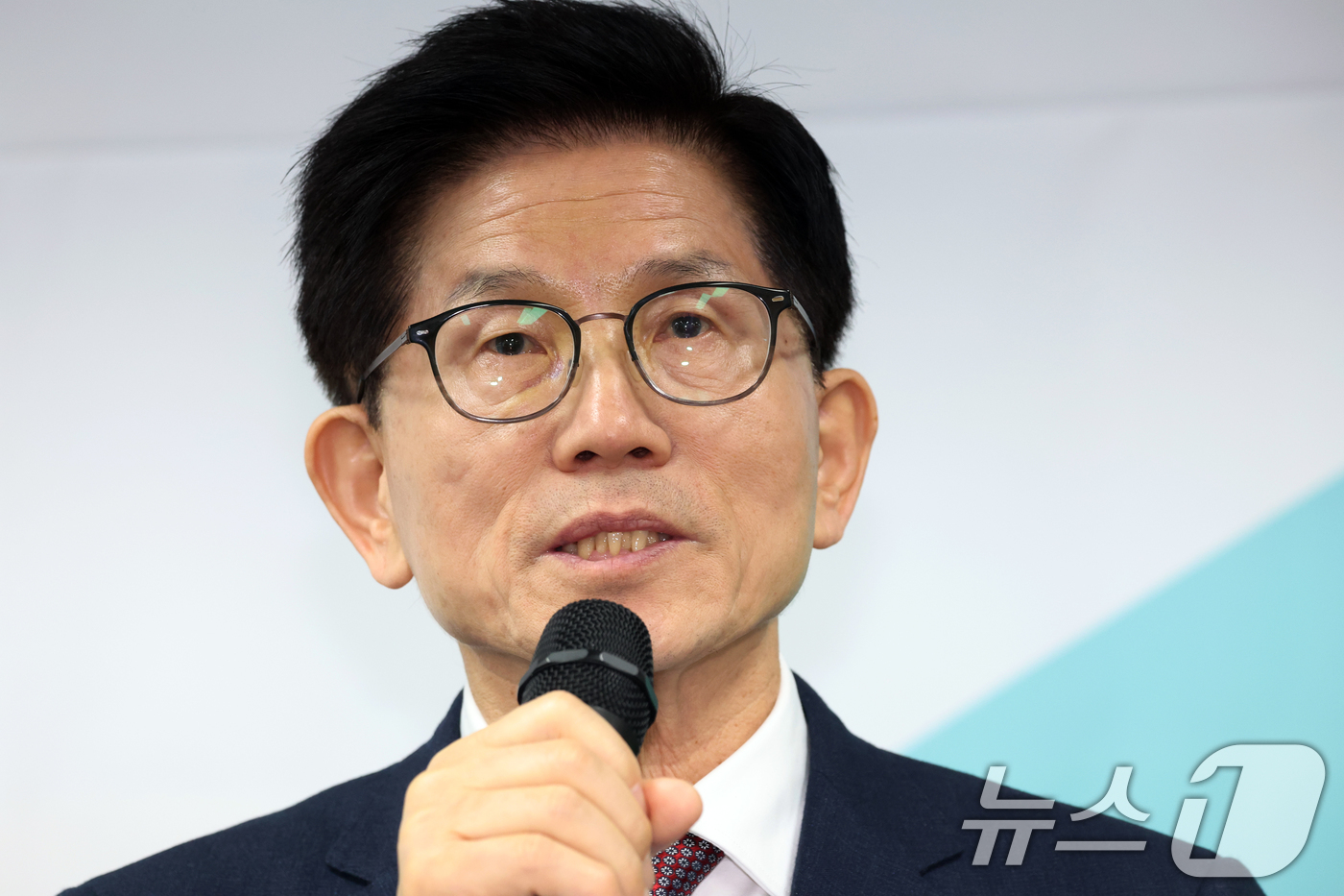 (서울=뉴스1) 김명섭 기자 = 김문수 고용노동부 장관이 13일 오전 서울 종로구 한국경영혁신중소기업협회에서 열린 중장년 경력지원을 위한 현장 간담회에서 모두 발언을 하고 있다. …