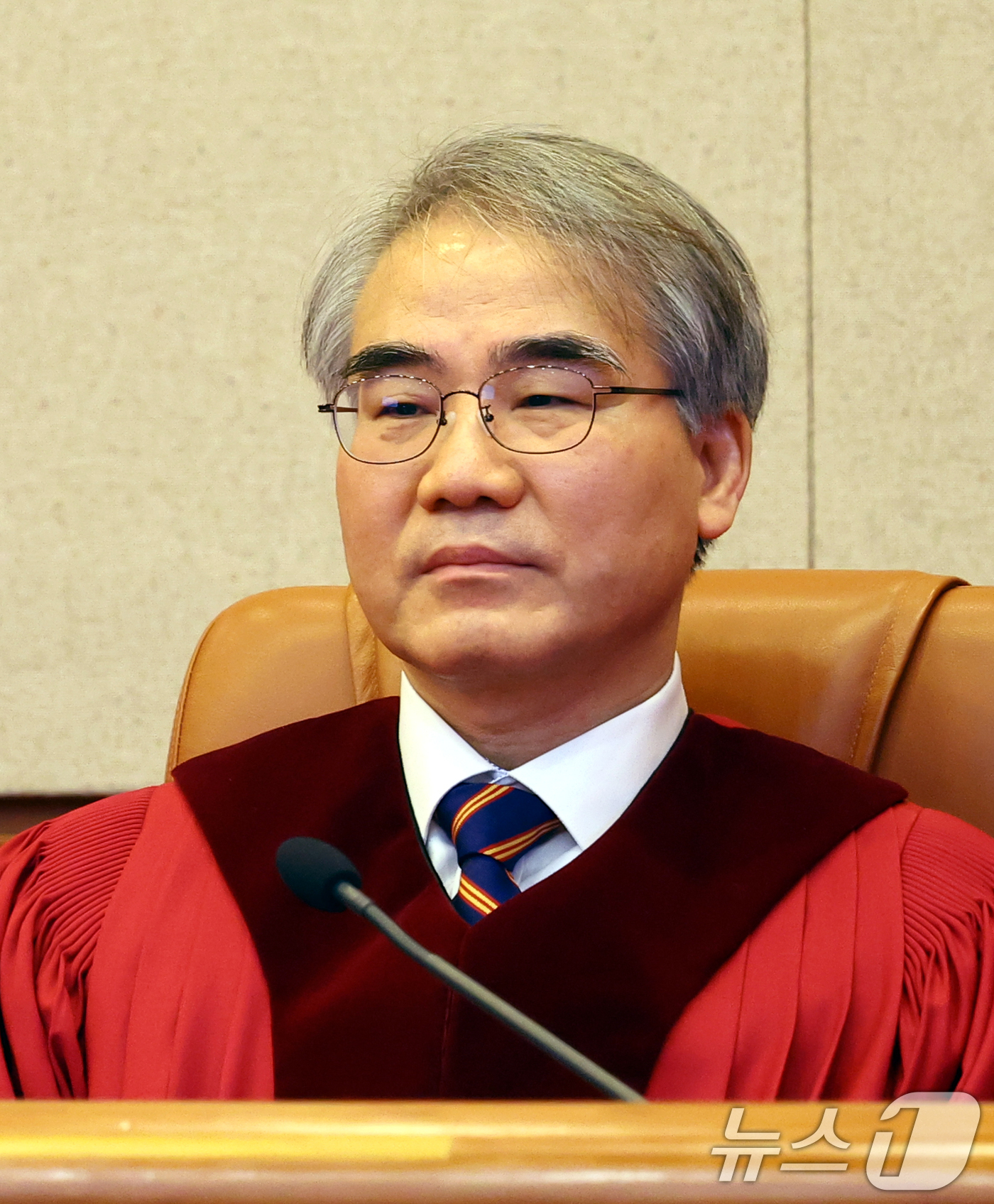 (서울=뉴스1) 김도우 기자 = 최재해 감사원장 및 이창수 중앙지검장 등 검사 3인 탄핵심판이 열린 13일 오전 서울 종로구 헌법재판소에서 조한창 헌법재판관이 심판정에 자리하고 있 …