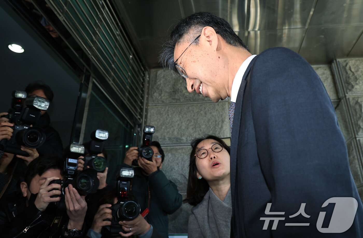 본문 이미지 - 최재해 감사원장이 13일 오전 서울 종로구 북촌로 감사원으로 직무 복귀하며 환하게 웃고 있다. 2025.3.13/뉴스1 ⓒ News1 박정호 기자