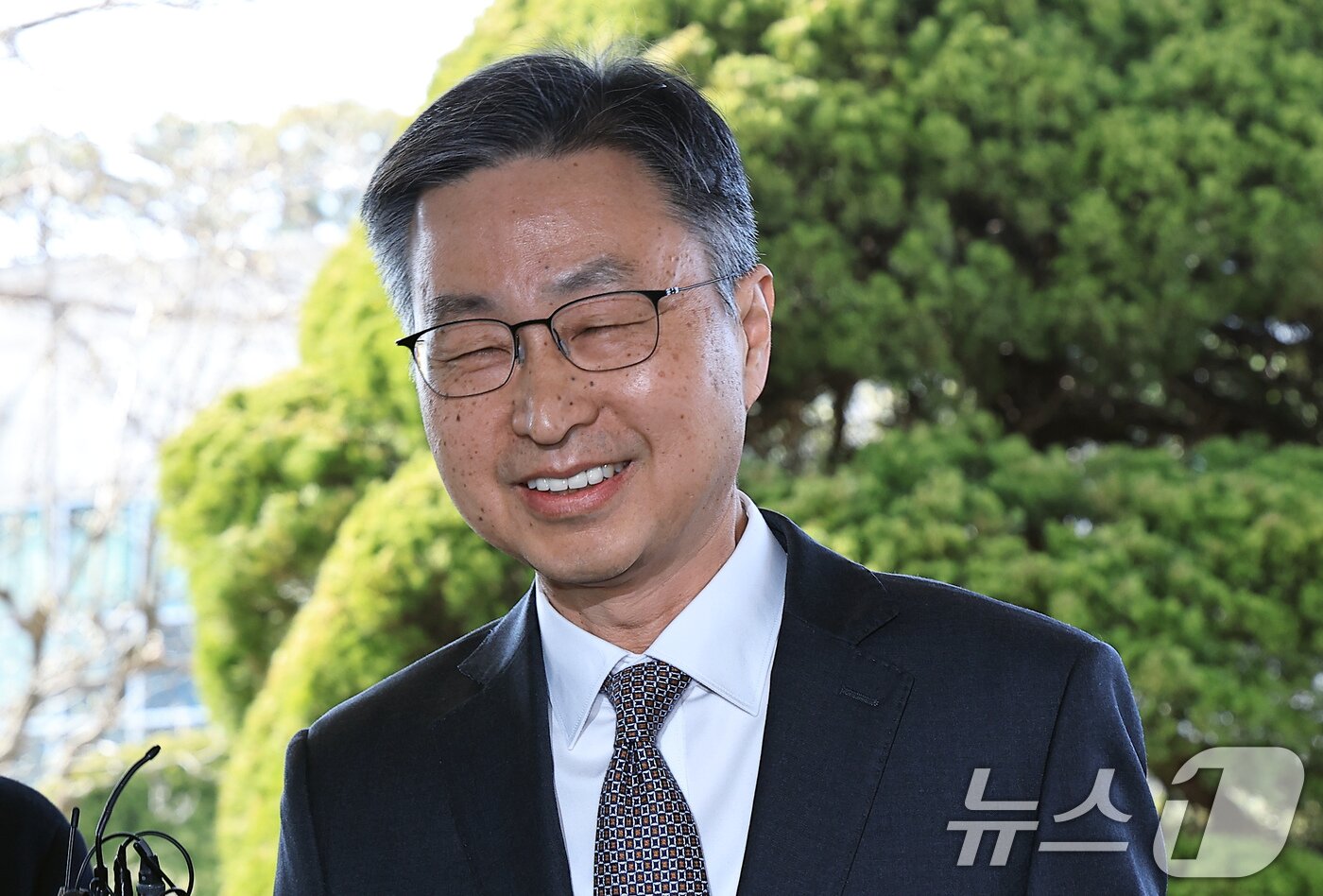 본문 이미지 - 최재해 감사원장이 13일 오전 서울 종로구 북촌로 감사원으로 직무 복귀하며 환하게 미소 짓고 있다. 2025.3.13/뉴스1 ⓒ News1 박정호 기자