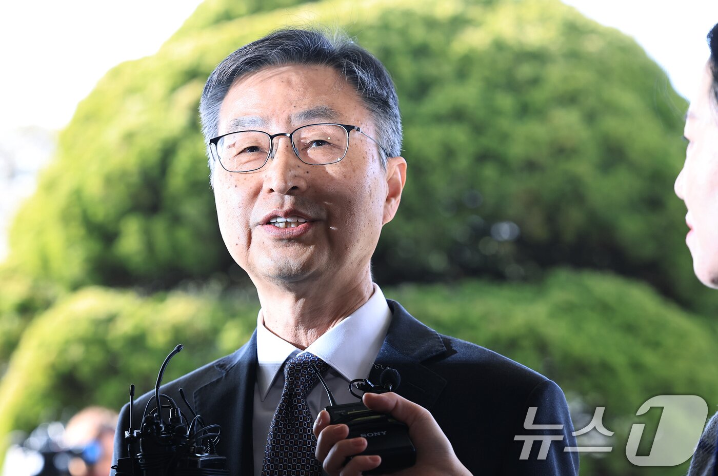 본문 이미지 - 최재해 감사원장이 13일 오전 서울 종로구 북촌로 감사원으로 직무 복귀하며 입장 표명을 하고 있다. 헌법재판소는 이날 최 감사원장에 대한 탄핵 심판 선고를 통해 재판관 전원일치 의견으로 기각 결정했다. 2025.3.13/뉴스1 ⓒ News1 박정호 기자
