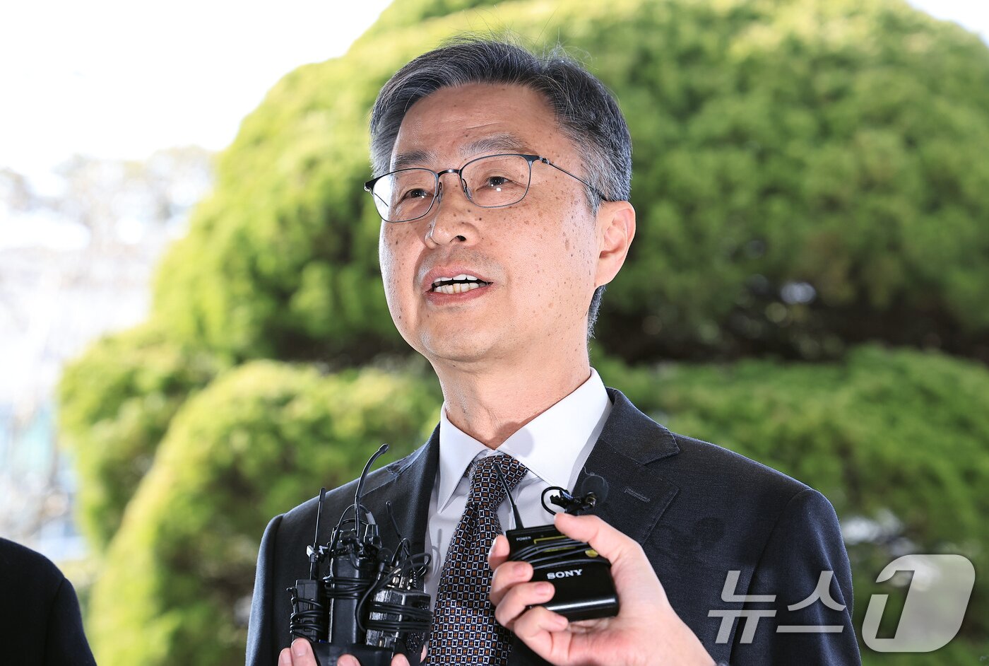 본문 이미지 - 최재해 감사원장이 13일 오전 서울 종로구 북촌로 감사원으로 직무 복귀하며 입장 표명을 하고 있다. 2025.3.13/뉴스1 ⓒ News1 박정호 기자
