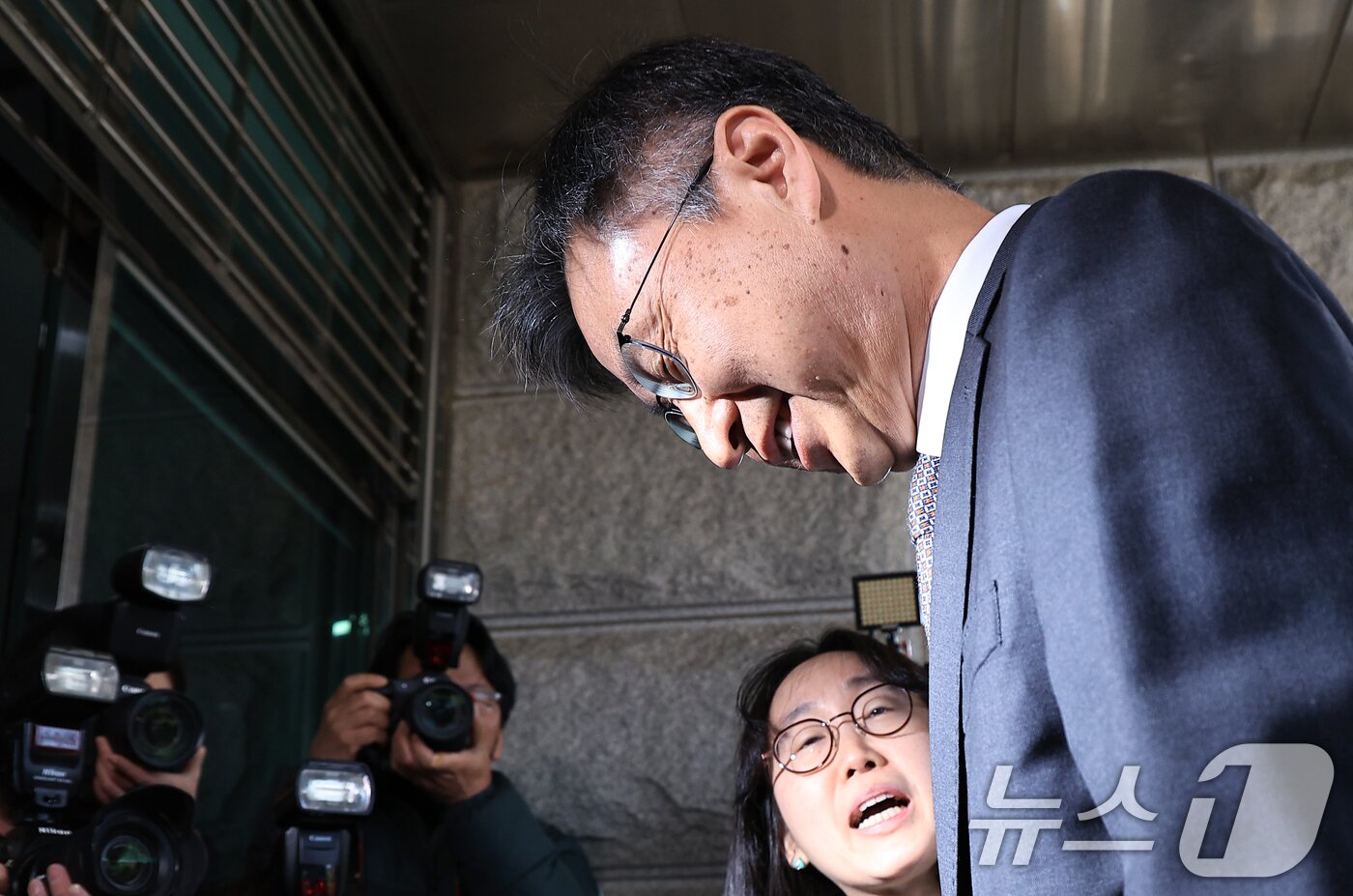 본문 이미지 - 최재해 감사원장이 13일 오전 서울 종로구 북촌로 감사원으로 직무 복귀하고 있다. 2025.3.13/뉴스1 ⓒ News1 박정호 기자
