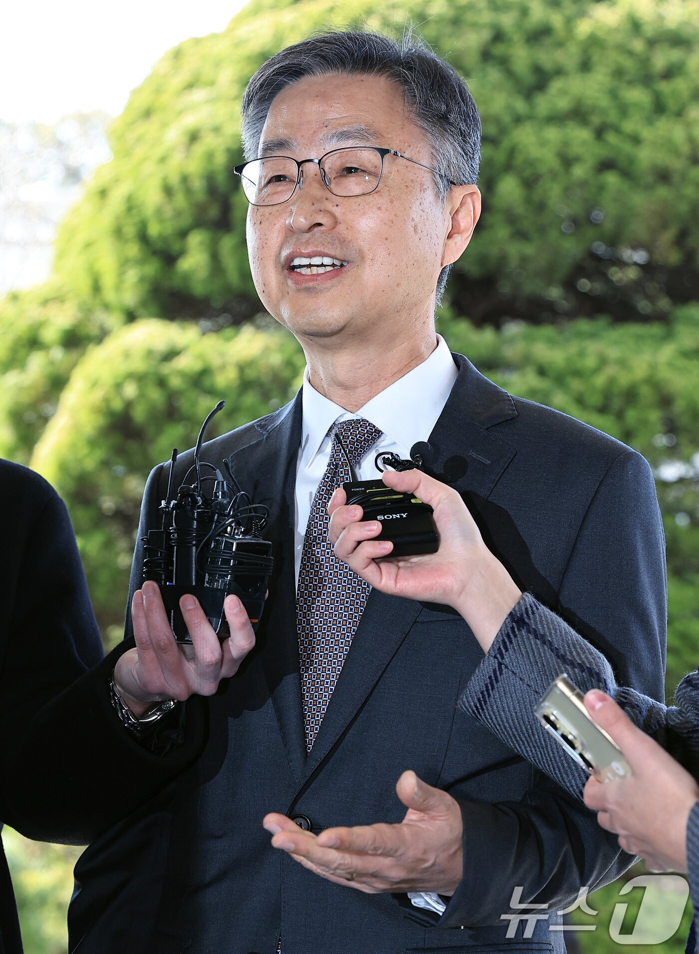 본문 이미지 - 최재해 감사원장이 13일 오전 서울 종로구 북촌로 감사원으로 직무 복귀하며 입장 표명을 하고 있다. 2025.3.13/뉴스1 ⓒ News1 박정호 기자