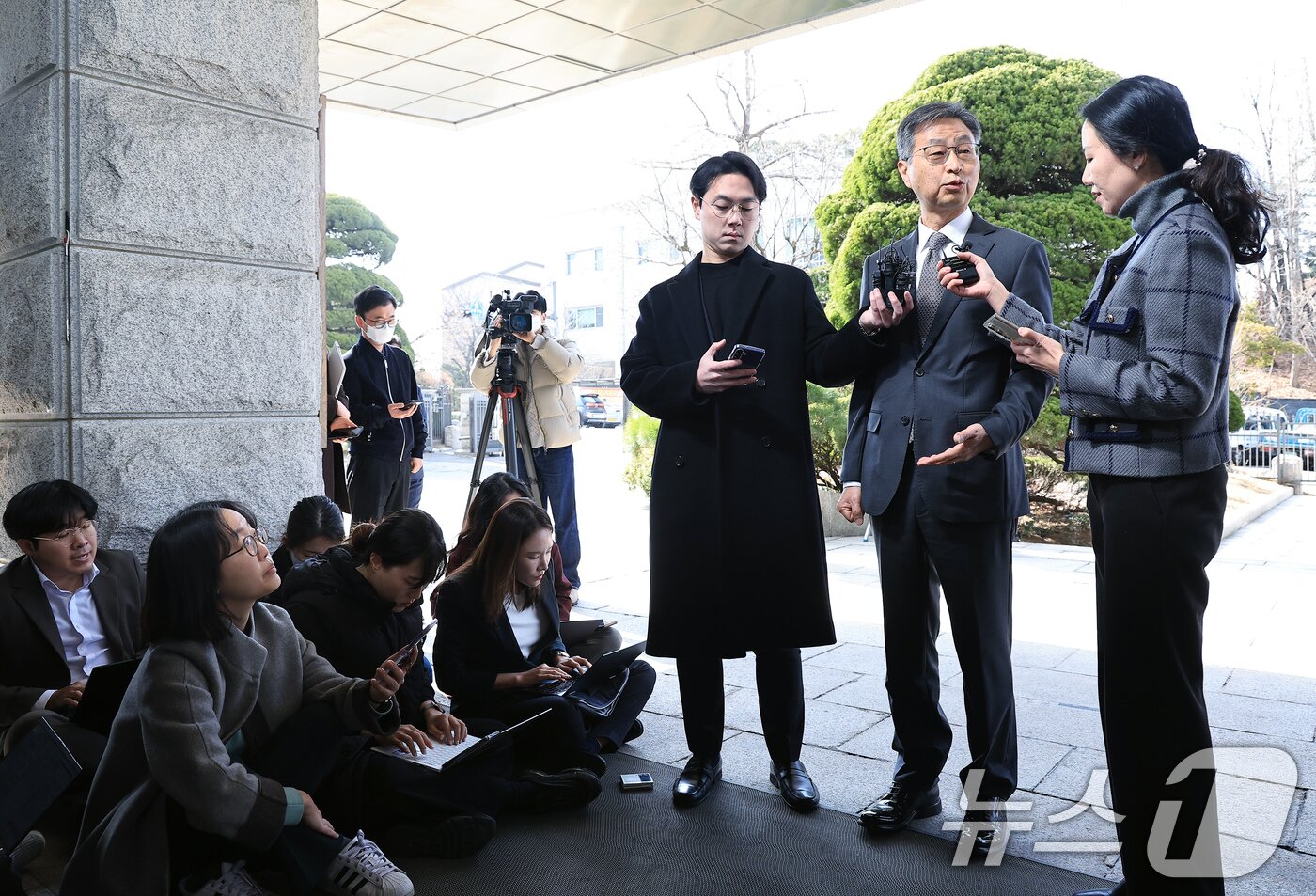 본문 이미지 - 최재해 감사원장이 13일 오전 서울 종로구 북촌로 감사원으로 직무 복귀하며 취재진의 질문에 답하고 있다. 2025.3.13/뉴스1 ⓒ News1 박정호 기자