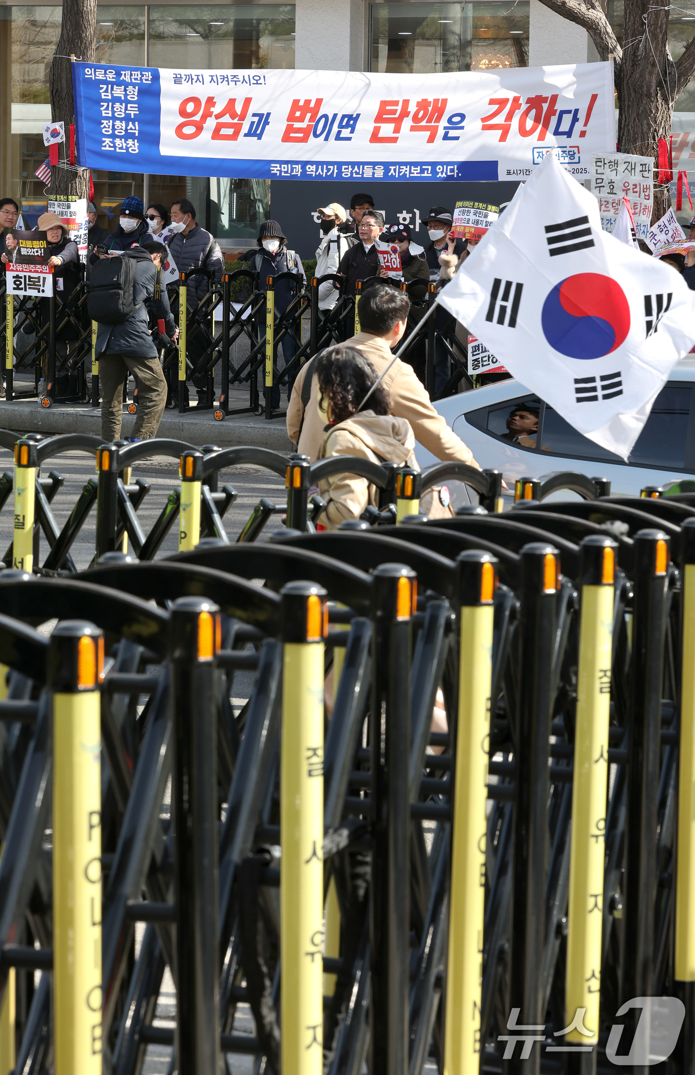 (서울=뉴스1) 김도우 기자 = 최재해 감사원장 및 이창수 중앙지검장 등 검사 3인에 대 탄핵심판이 열린 13일 오전 서울 종로구 헌법재판소 앞에서 탄핵 반대 시위가 열리고 있다. …