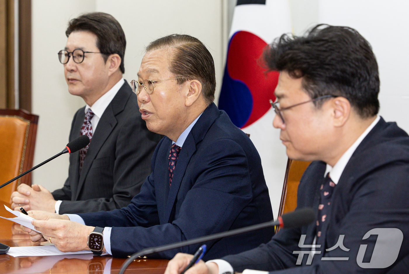 (서울=뉴스1) 이재명 기자 = 권영세 국민의힘 비상대책위원장이 13일 오전 서울 여의도 국회에서 현안 관련 기자회견을 열고 최재해 감사원장과 이창수 서울중앙지검장 등 검사 3명에 …