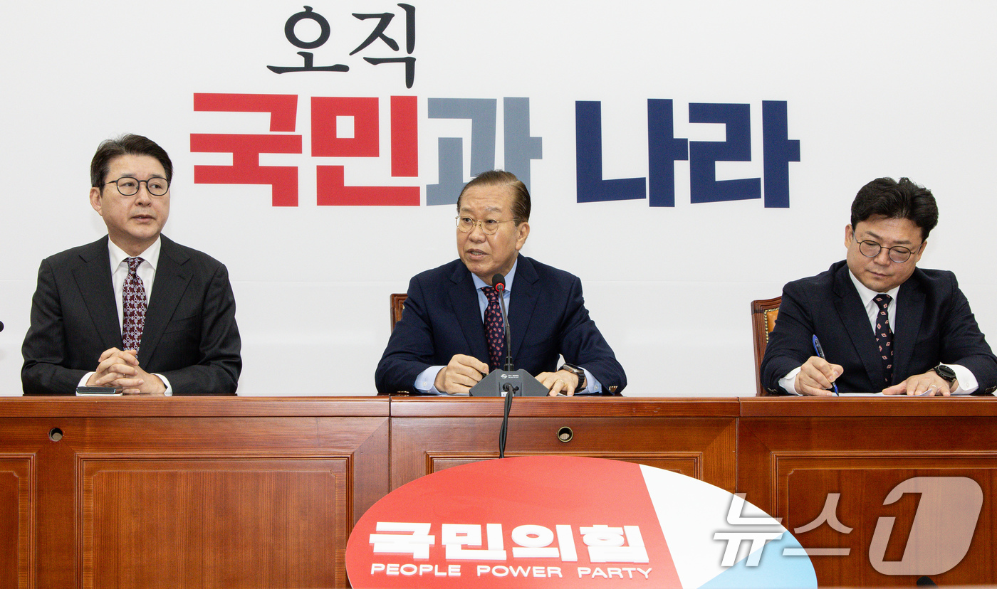 (서울=뉴스1) 이재명 기자 = 권영세 국민의힘 비상대책위원장이 13일 오전 서울 여의도 국회에서 현안 관련 기자회견을 열고 최재해 감사원장과 이창수 서울중앙지검장 등 검사 3명에 …