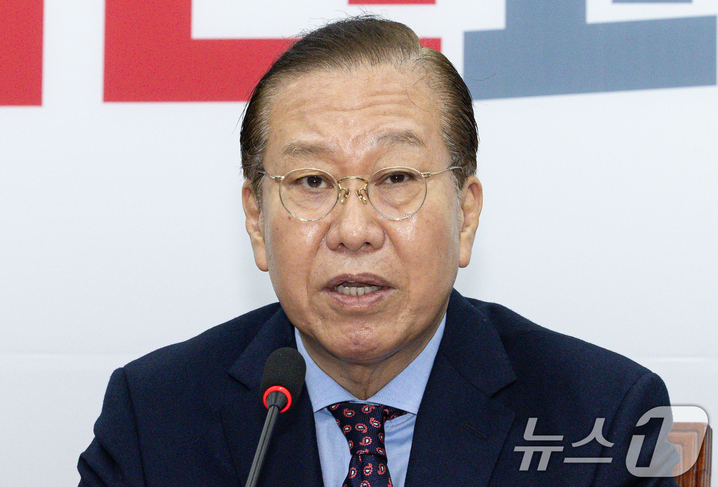 (서울=뉴스1) 이재명 기자 = 권영세 국민의힘 비상대책위원장이 13일 오전 서울 여의도 국회에서 현안 관련 기자회견을 열고 최재해 감사원장과 이창수 서울중앙지검장 등 검사 3명에 …