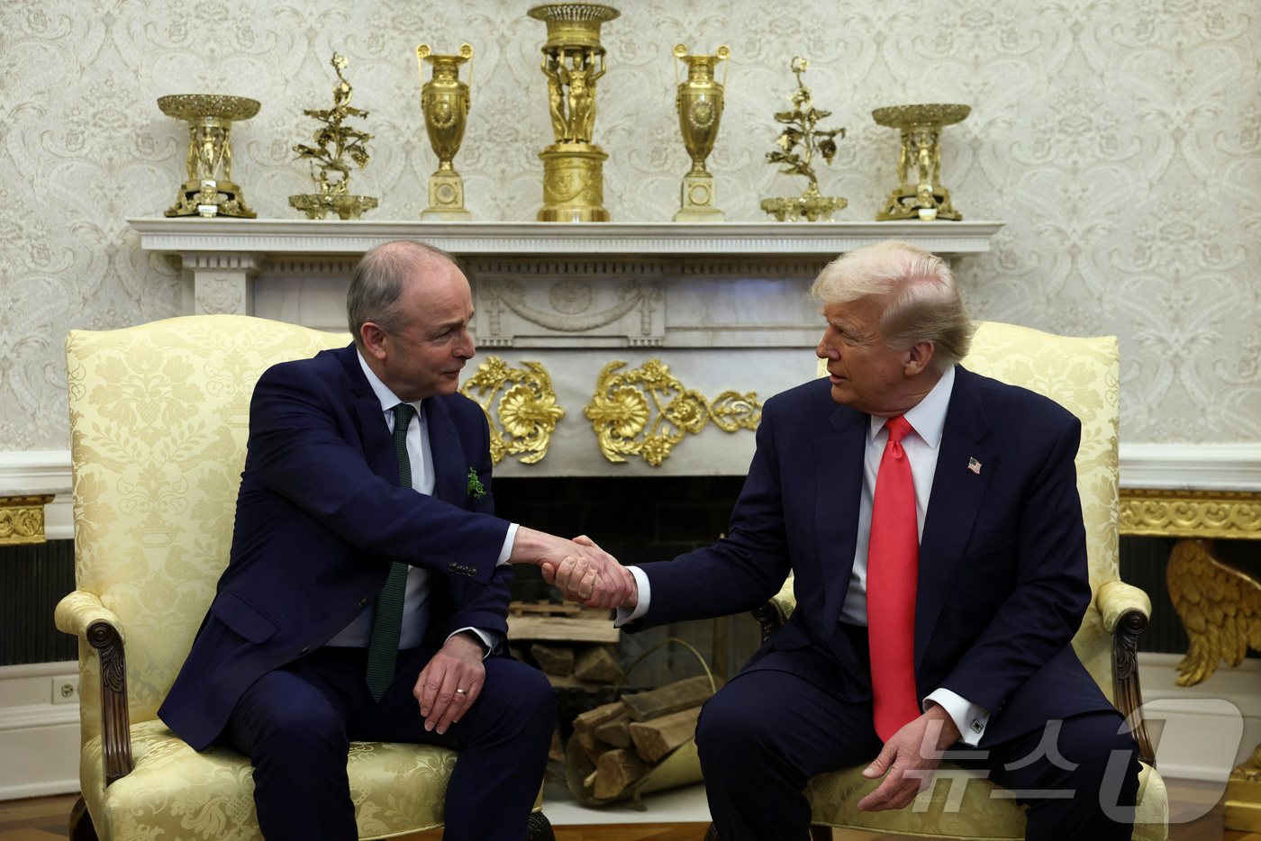 (워싱턴 로이터=뉴스1) 우동명 기자 = 도널드 트럼프 미국 대통령이 12일(현지시간) 워싱턴 백악관에서 미할 마틴 아일랜드 총리와 회담을 하고 있다. 2025.03.13ⓒ 로이터 …