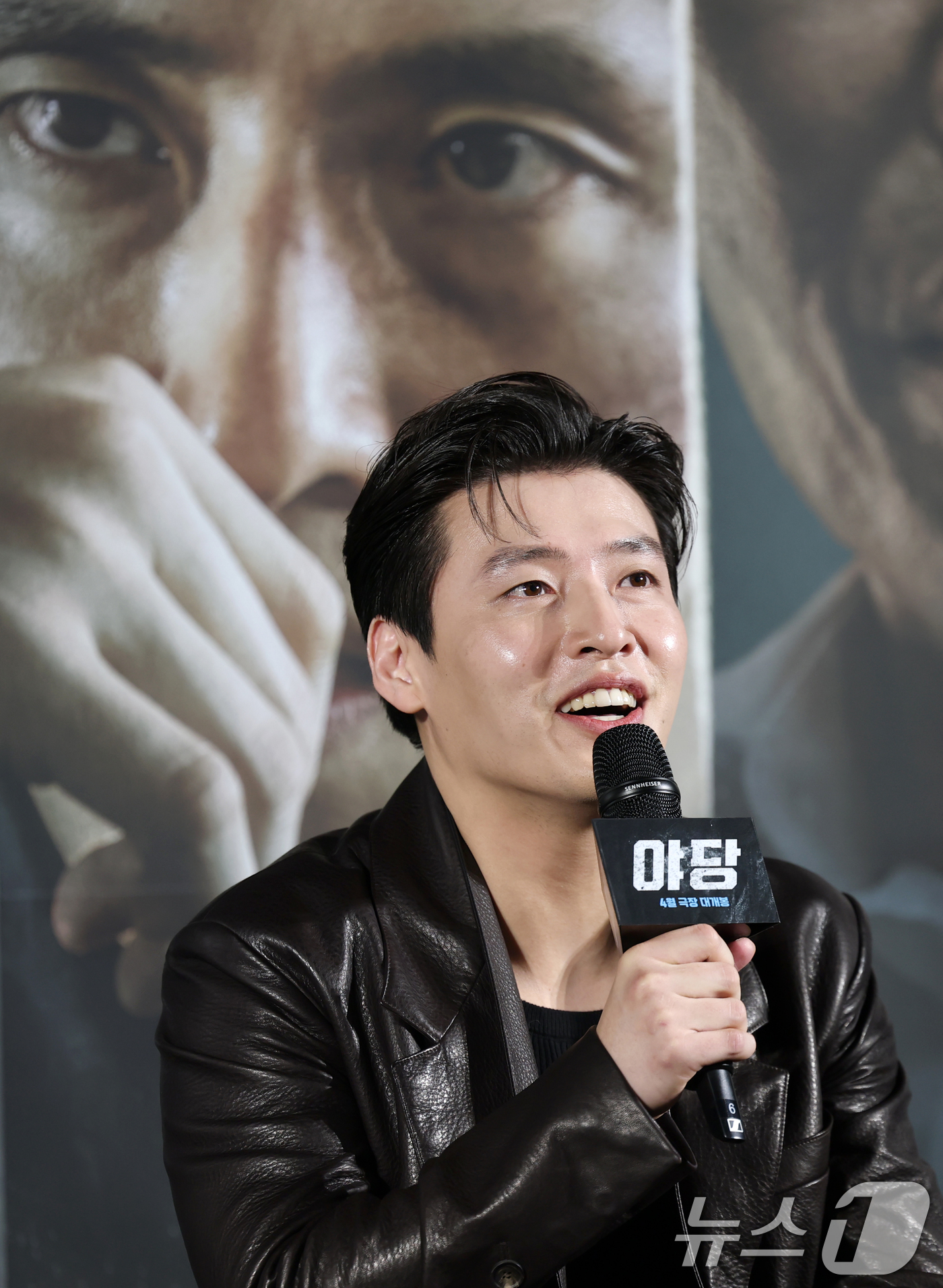 (서울=뉴스1) 권현진 기자 = 배우 강하늘이 13일 오전 서울 강남구 삼성동 메가박스 코엑스점에서 열린 영화 '야당' 제작보고회에 참석해 취재진 질문에 답하고 있다.'야당'은 대 …