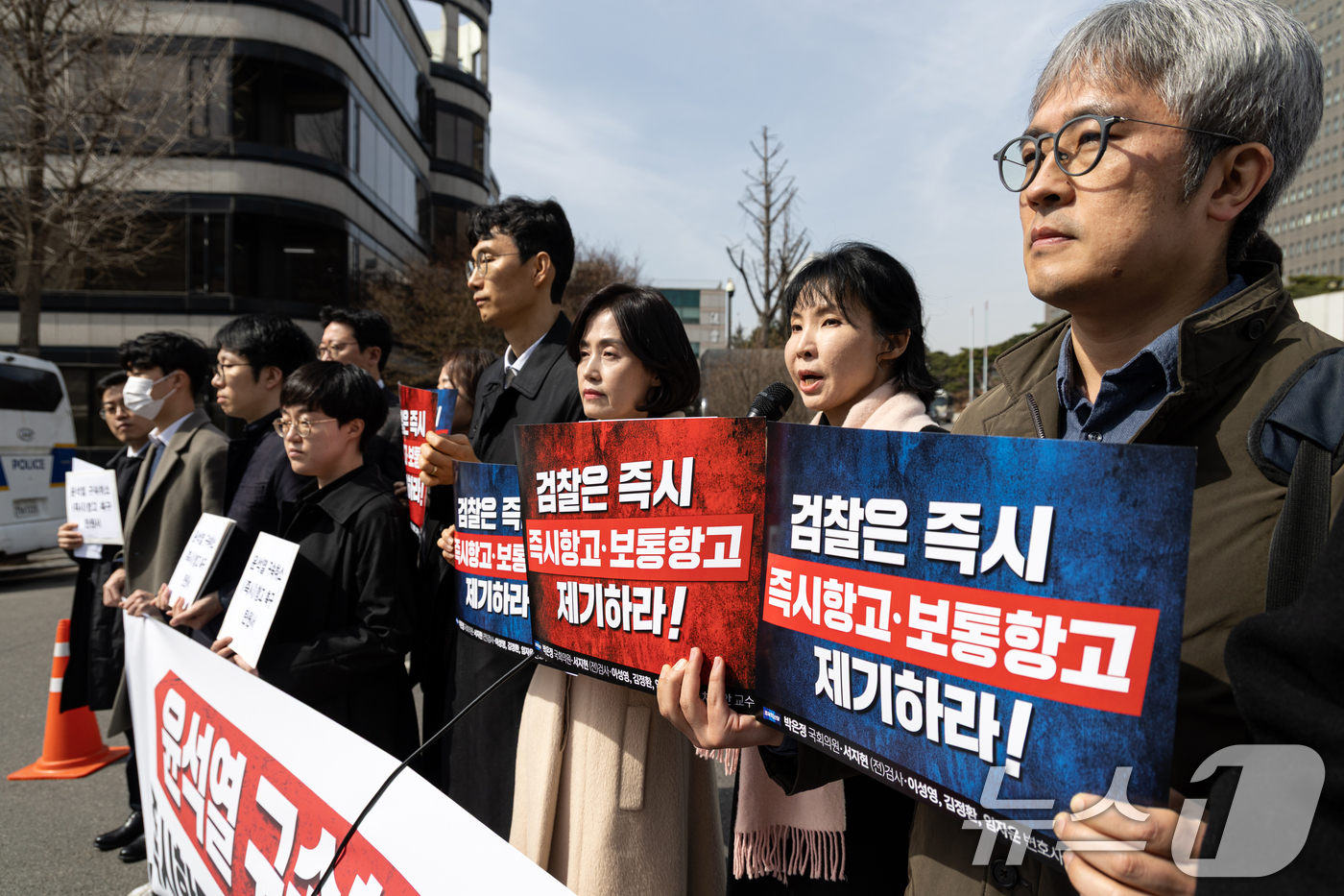 (서울=뉴스1) 이승배 기자 = 13일 오전 서울 서초구 서울중앙지방검찰청 앞에서 열린 윤석열 대통령 구속 취소 관련 즉시·보통 항고 촉구 기자회견에서 서지현 전 검사가 발언하고 …