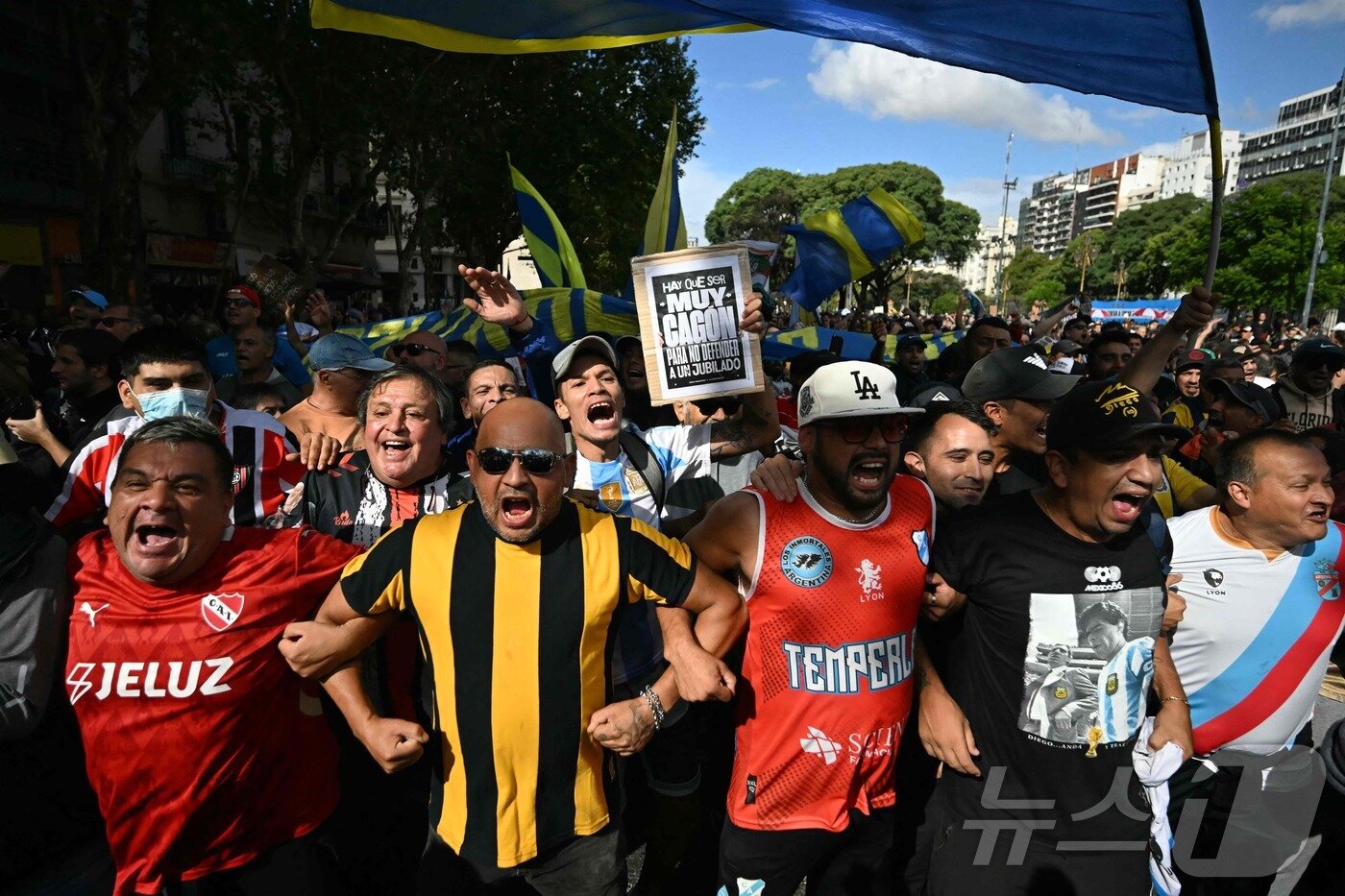 본문 이미지 - 12일(현지시간) 아르헨티나 부에노스아이레스에서 밀레이 행정부의 연금개혁에 반대하는 시위가 벌어진 가운데 축구 팬들도 가세해 그 규모가 더욱 확대되고 있다. 25.03.12 ⓒ AFP=뉴스1 ⓒ News1 김예슬 기자