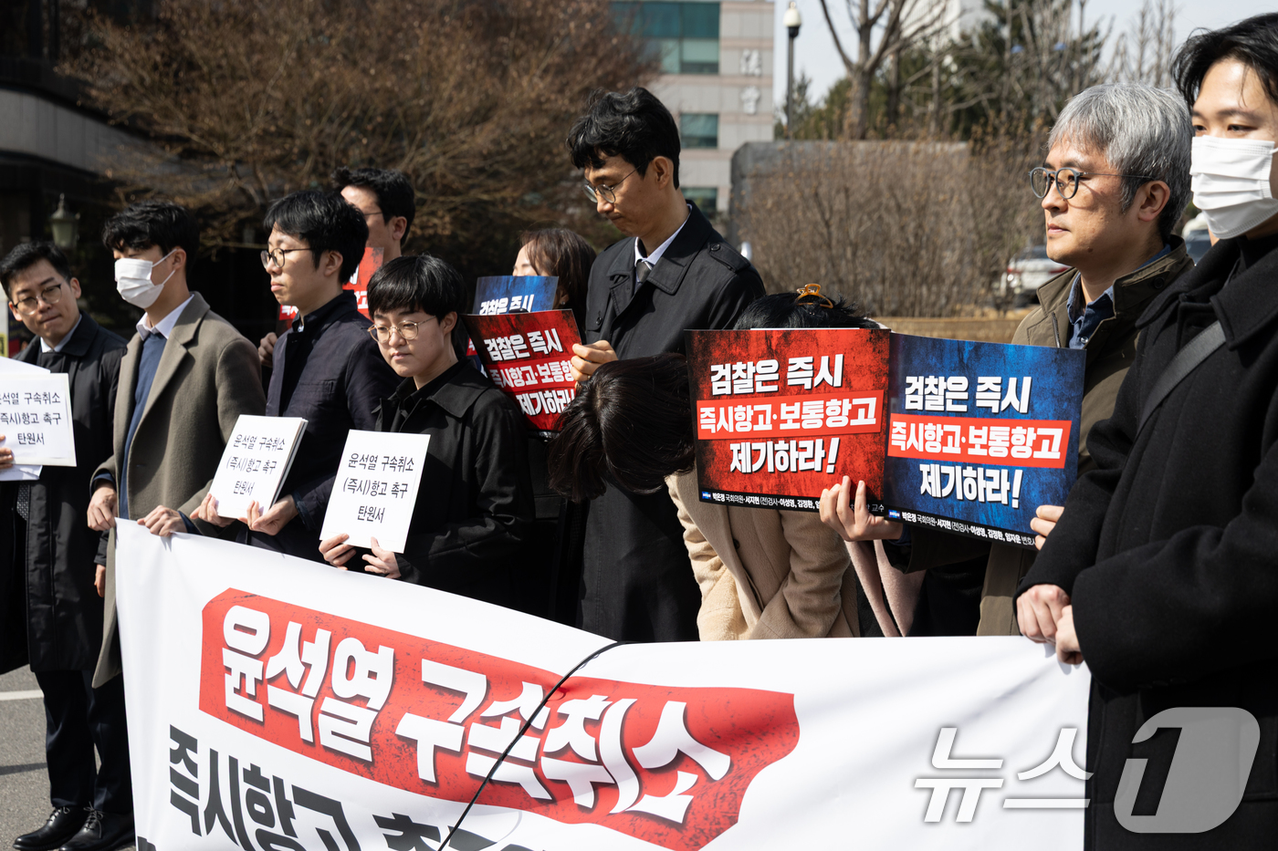 (서울=뉴스1) 이승배 기자 = 13일 오전 서울 서초구 서울중앙지방검찰청 앞에서 열린 윤석열 대통령 구속 취소 관련 즉시·보통 항고 촉구 기자회견에 참석한 박은정 조국혁신당 의원 …