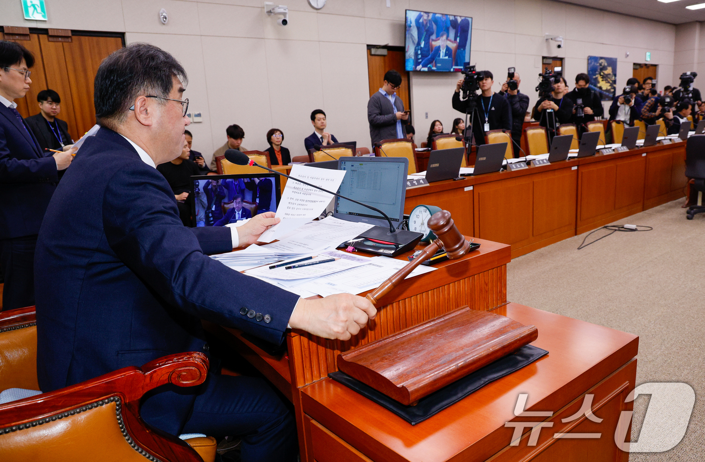 (서울=뉴스1) 안은나 기자 = 13일 서울 여의도 국회에서 열린 제423회 국회(임시회) 국토교통위원회 제1차 전체회의에서 여당 퇴장 속에 맹성규 위원장이 대도시권 광역교통 관리 …