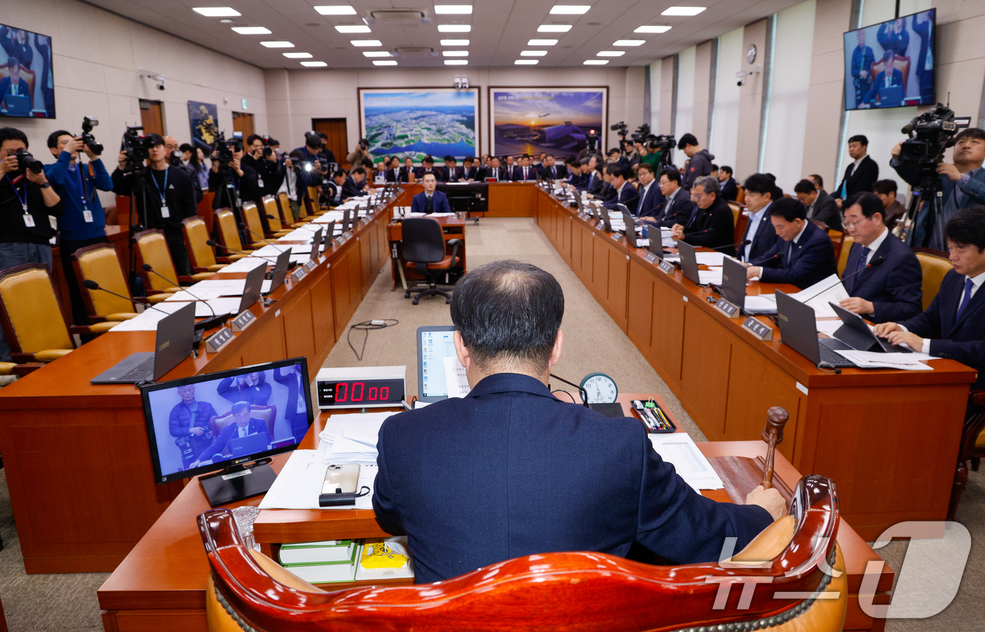 (서울=뉴스1) 안은나 기자 = 13일 서울 여의도 국회에서 열린 제423회 국회(임시회) 국토교통위원회 제1차 전체회의에서 여당 퇴장 속에 맹성규 위원장이 대도시권 광역교통 관리 …